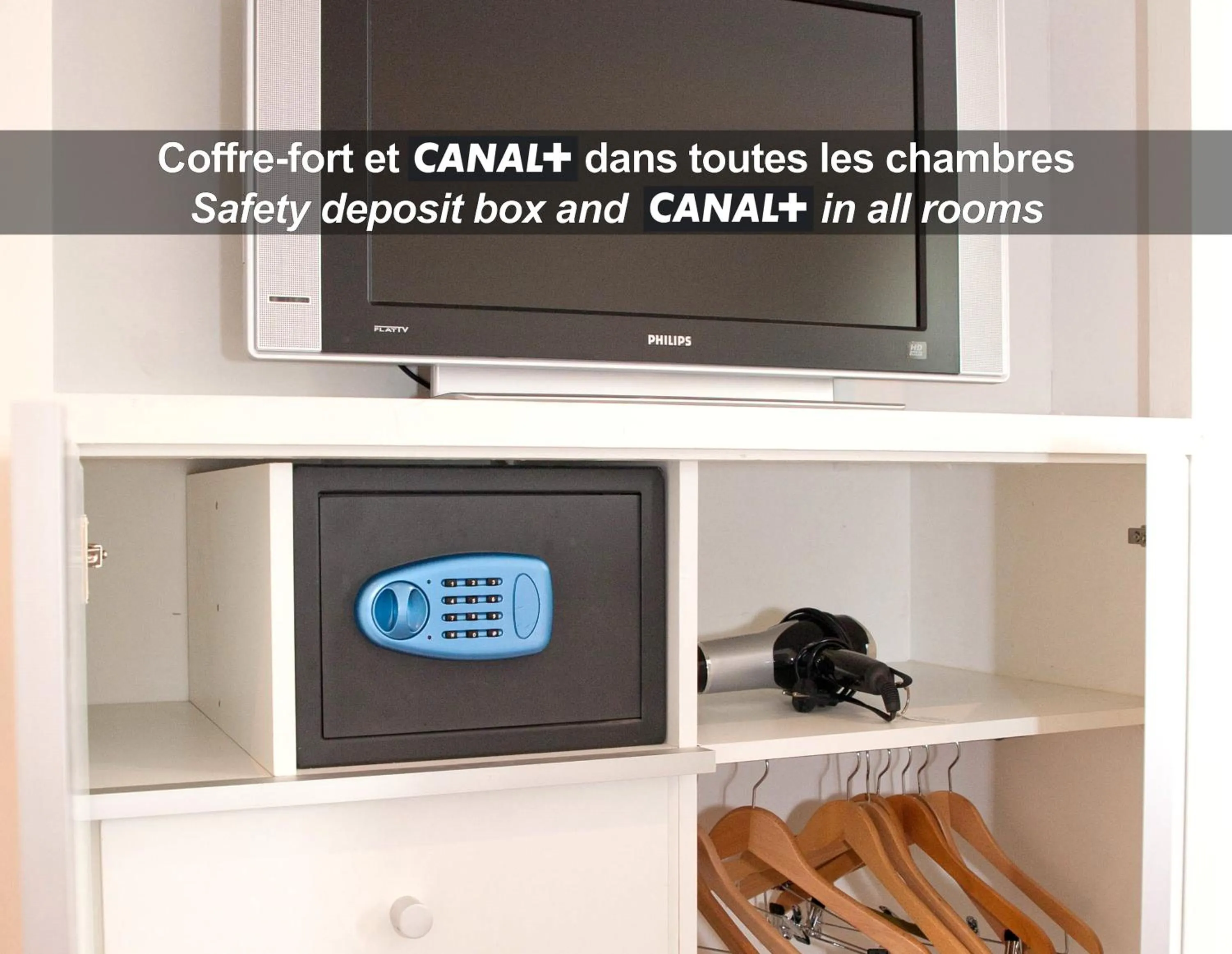 TV and multimedia in HÔTEL LA FERME DE BOURRAN - RODEZ - parking privé, soirée étape, bornes voitures électriques