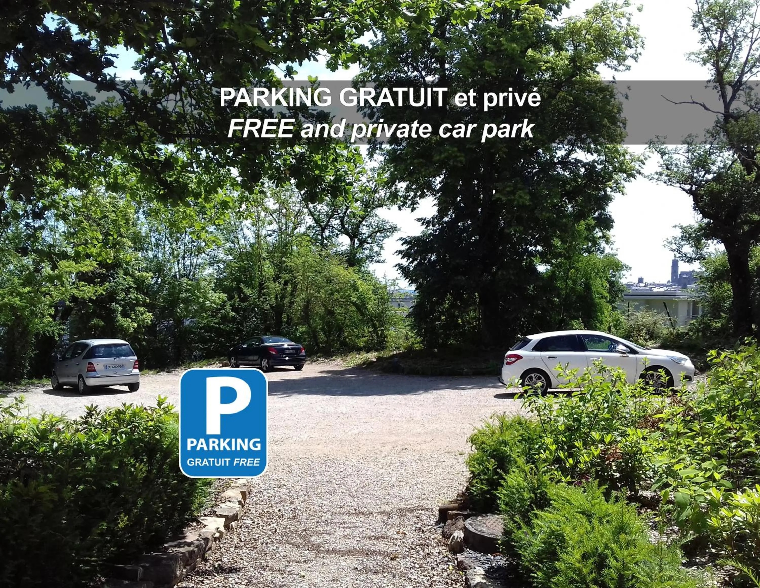 Neighbourhood in HÔTEL LA FERME DE BOURRAN - RODEZ - parking privé, soirée étape, bornes voitures électriques