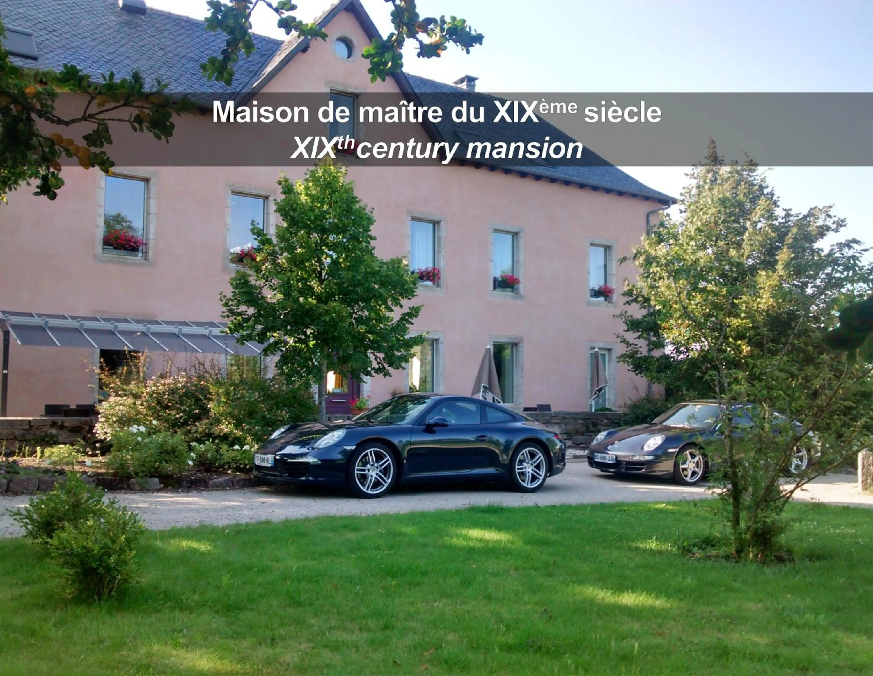 Property building in HÔTEL LA FERME DE BOURRAN - RODEZ - parking privé, soirée étape, bornes voitures électriques