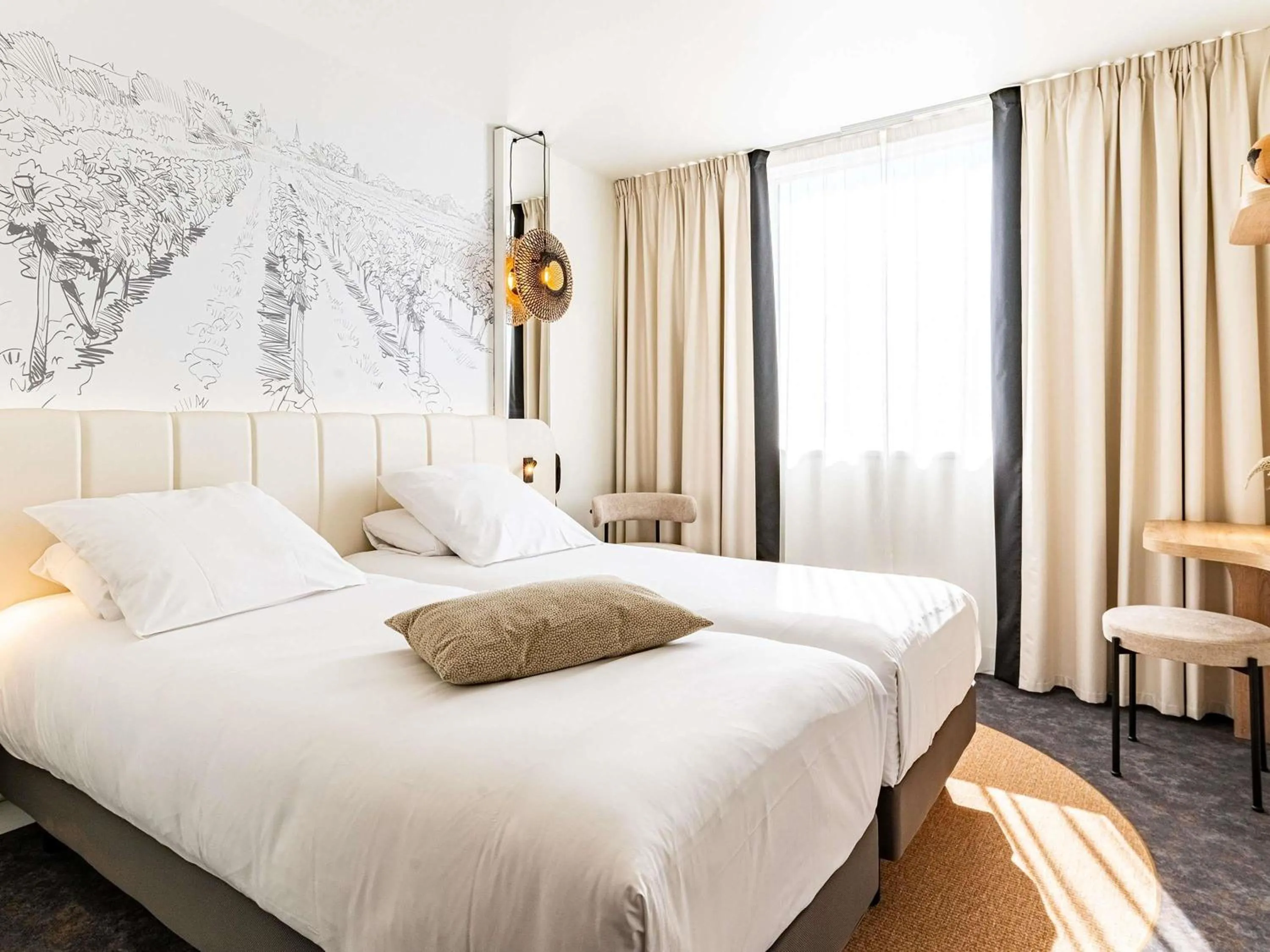 Bedroom, Bed in Mercure Beaune Centre