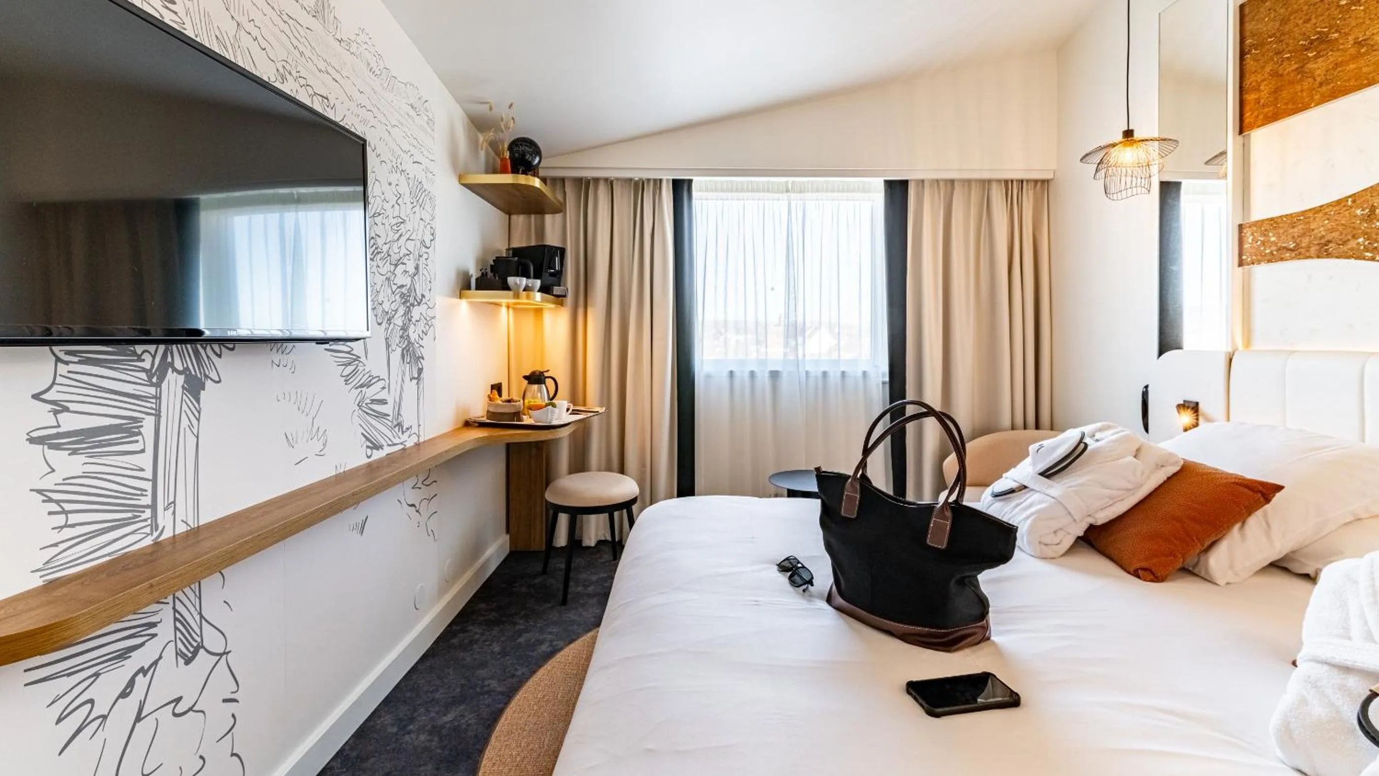 Photo of the whole room, Bed in Mercure Beaune Centre