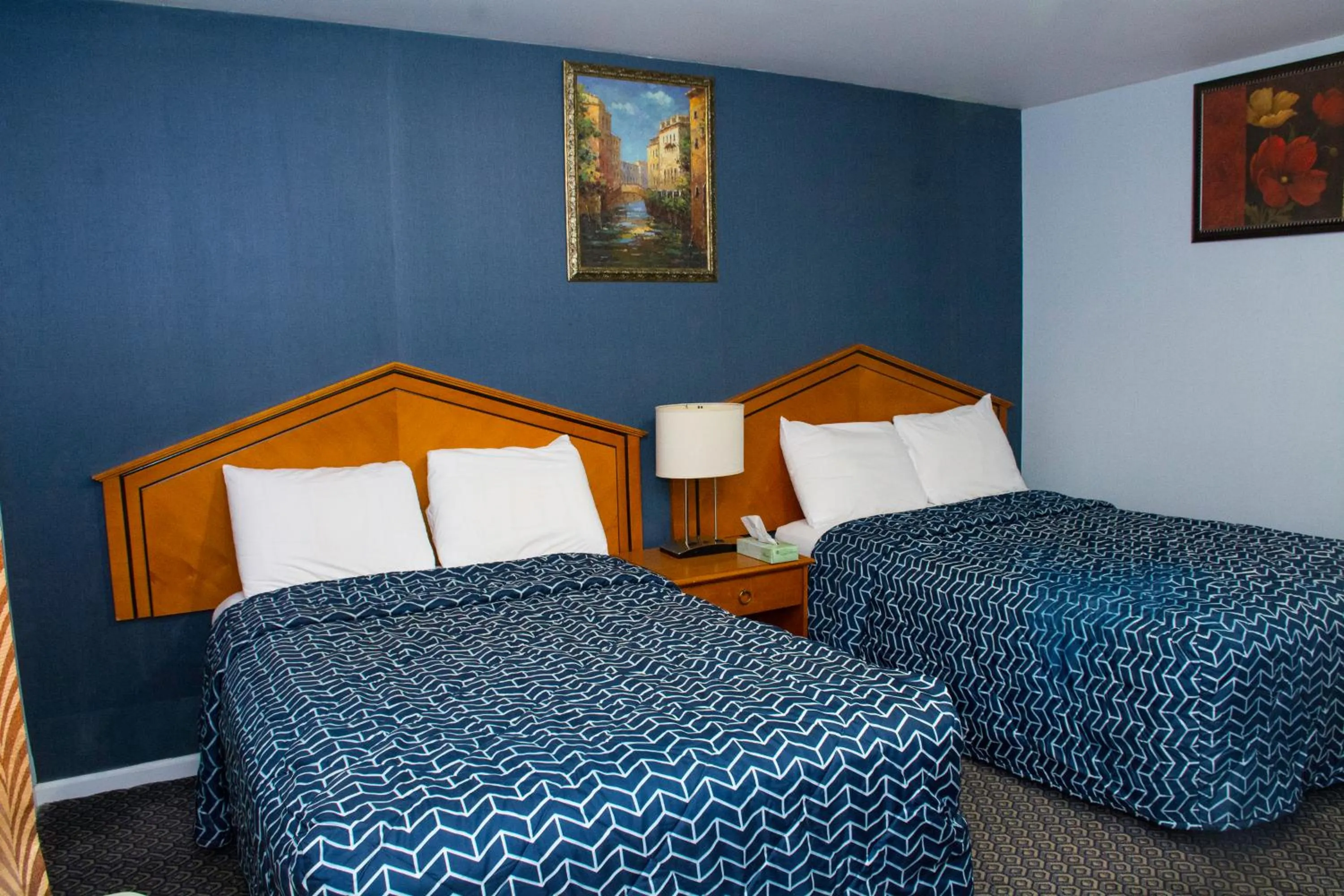 Photo of the whole room, Bed in At 9 Motel