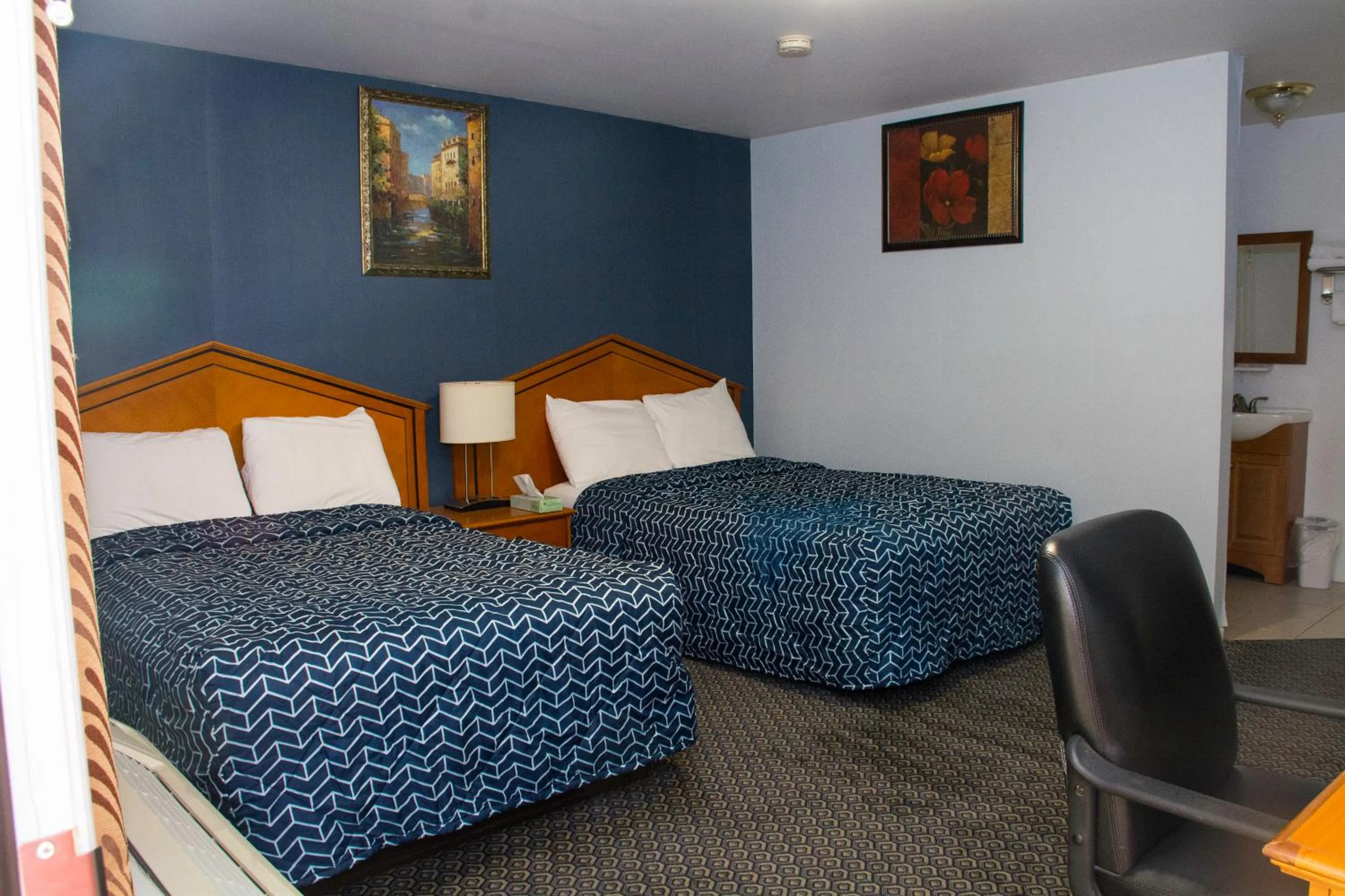 Photo of the whole room, Bed in At 9 Motel