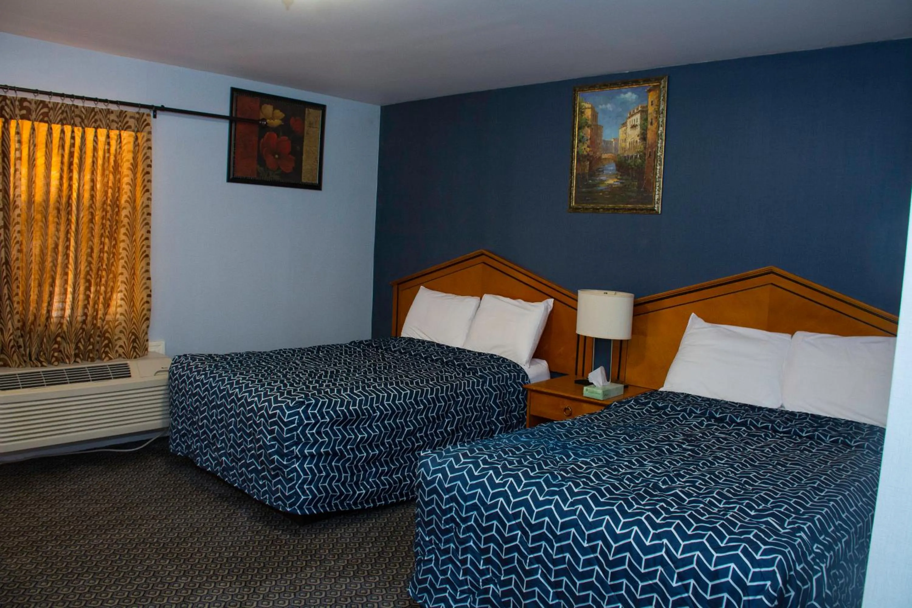 Photo of the whole room, Bed in At 9 Motel