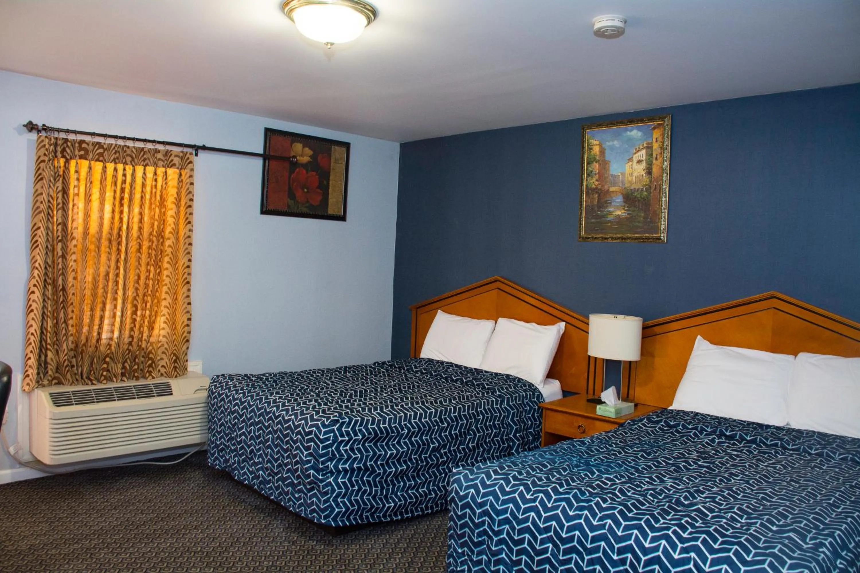 Photo of the whole room, Bed in At 9 Motel