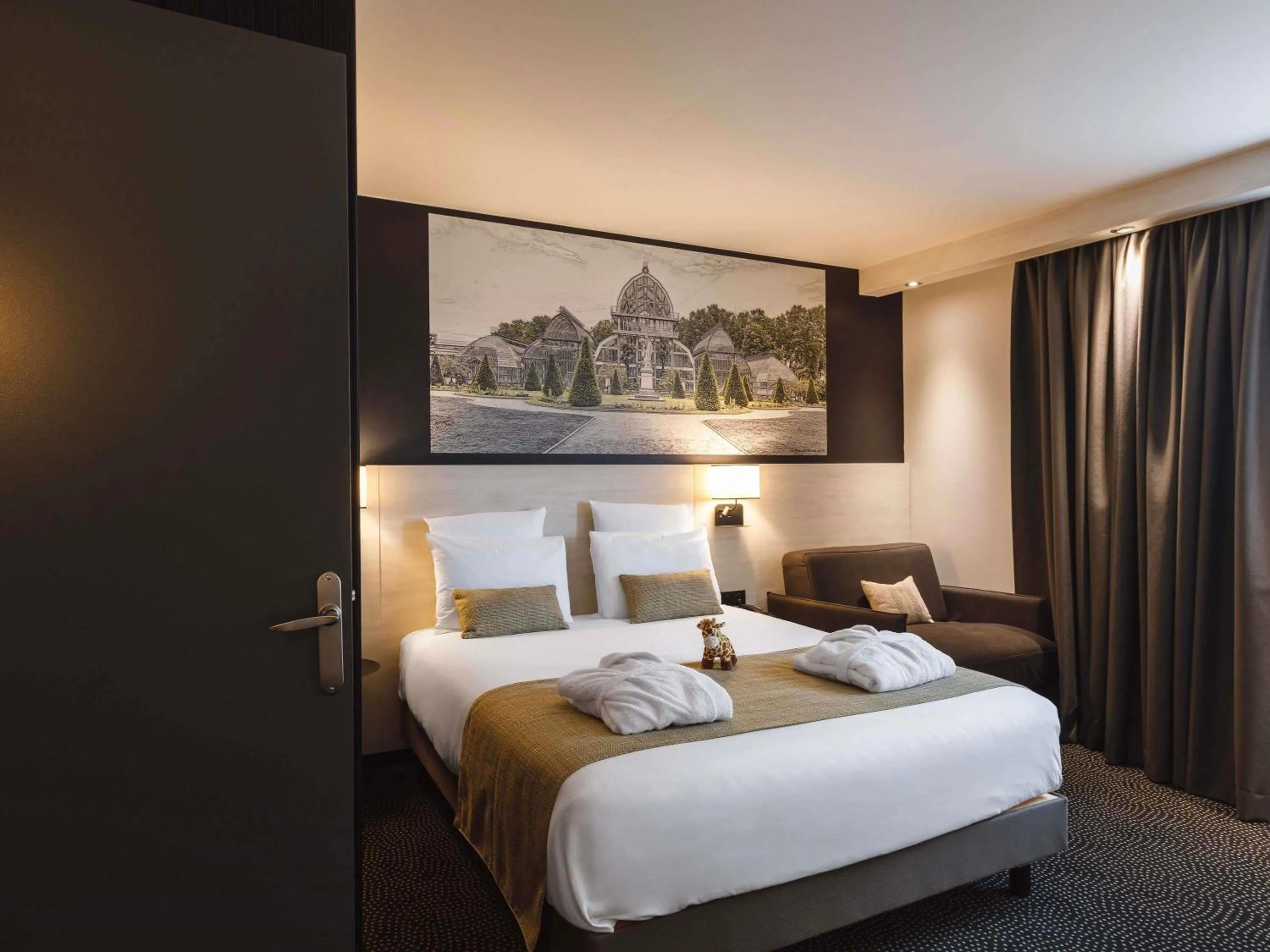 Bedroom, Bed in Hôtel Mercure Lyon Centre Charpennes Parc de la Tête d'Or