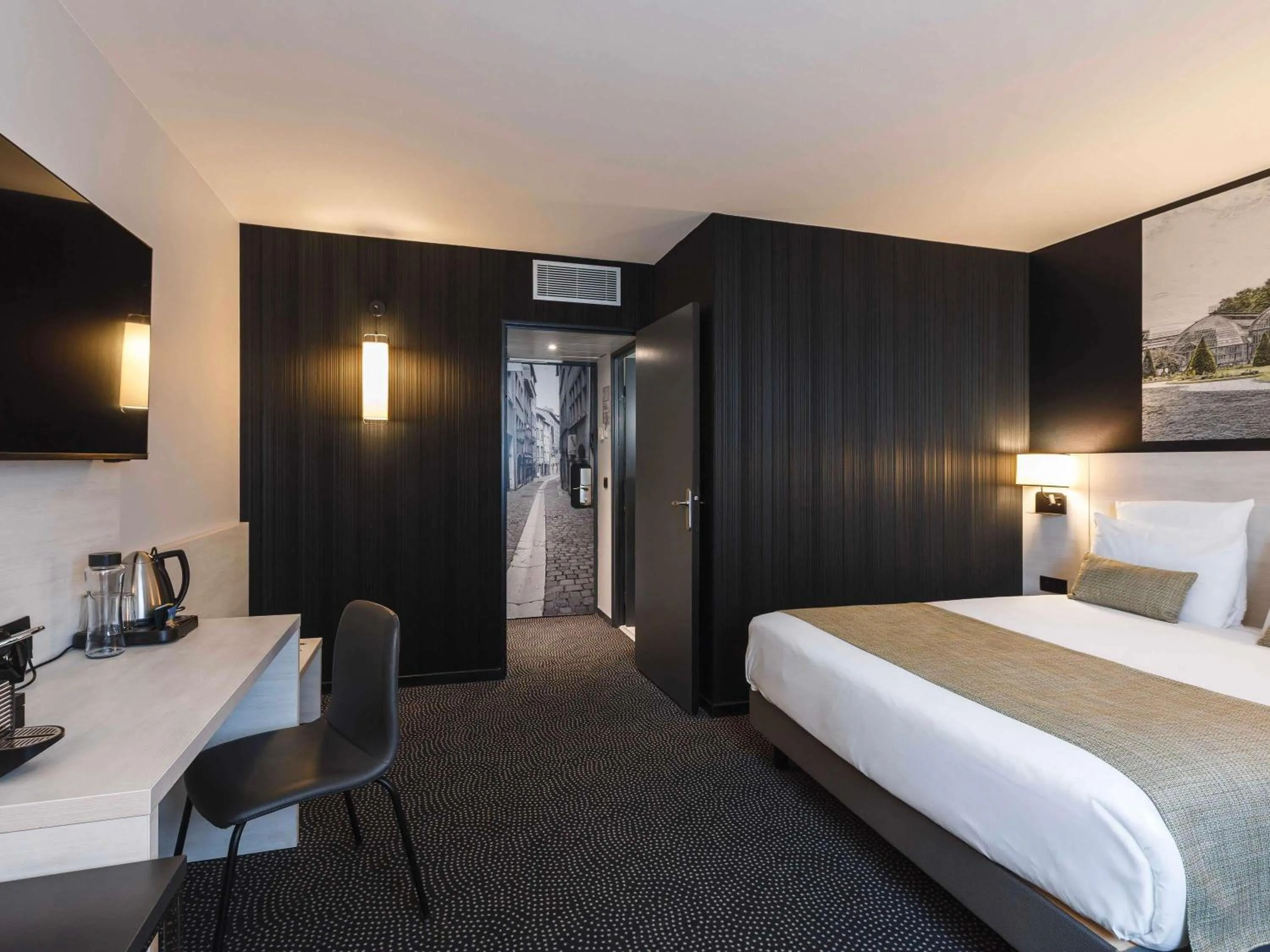 Bedroom, Bed in Hôtel Mercure Lyon Centre Charpennes Parc de la Tête d'Or