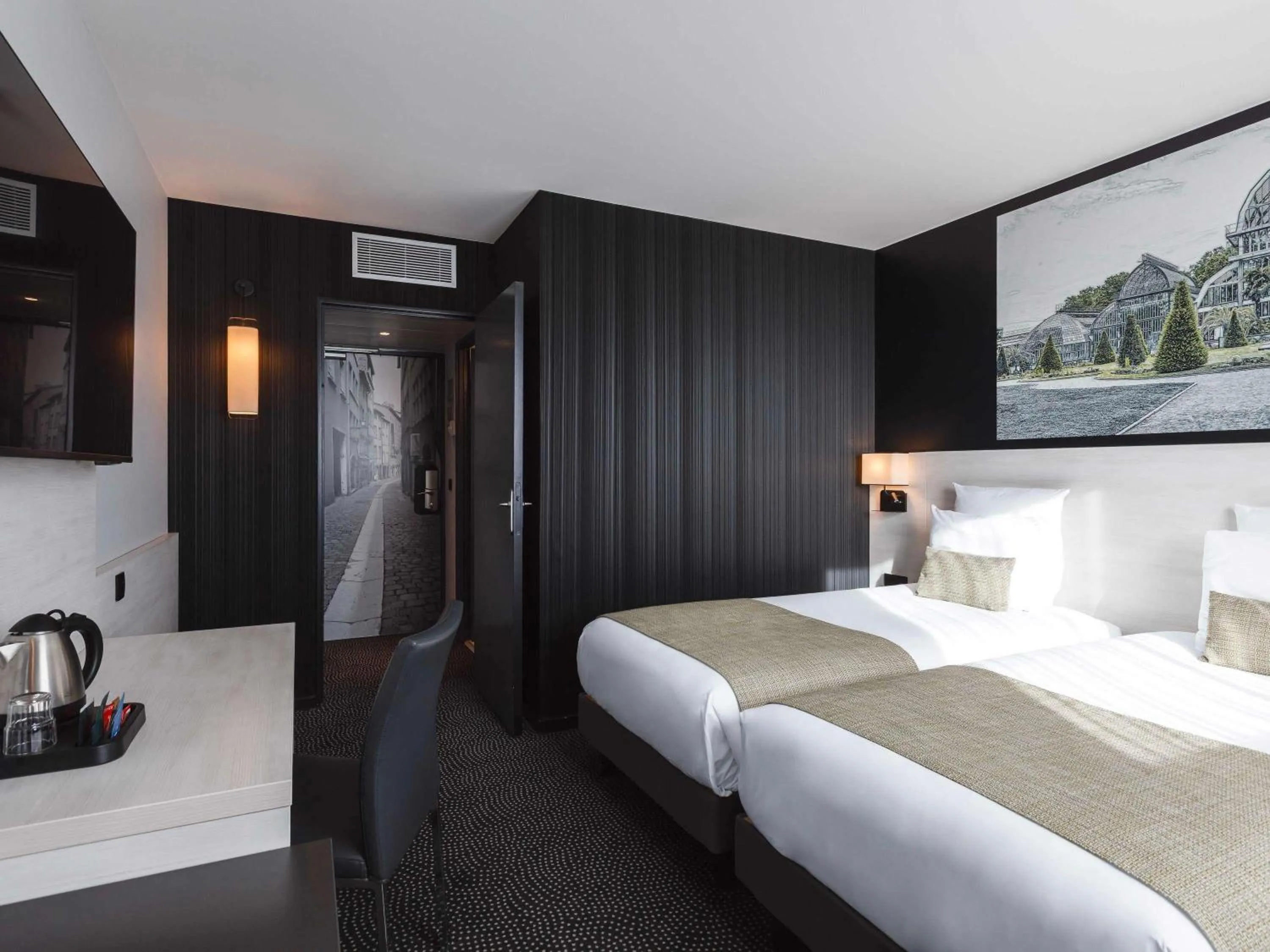 Bedroom, Bed in Hôtel Mercure Lyon Centre Charpennes Parc de la Tête d'Or