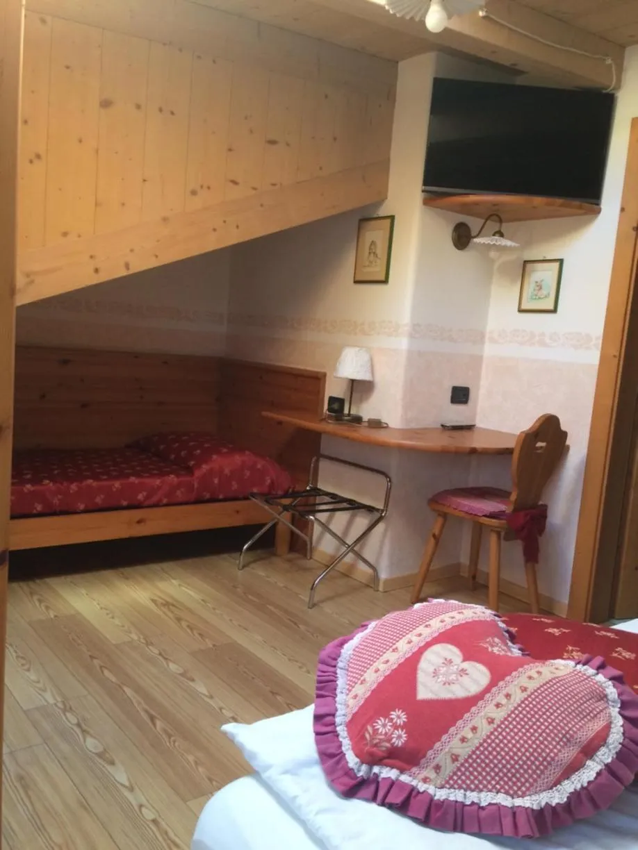 Bed in Hotel Garnì Salvanel