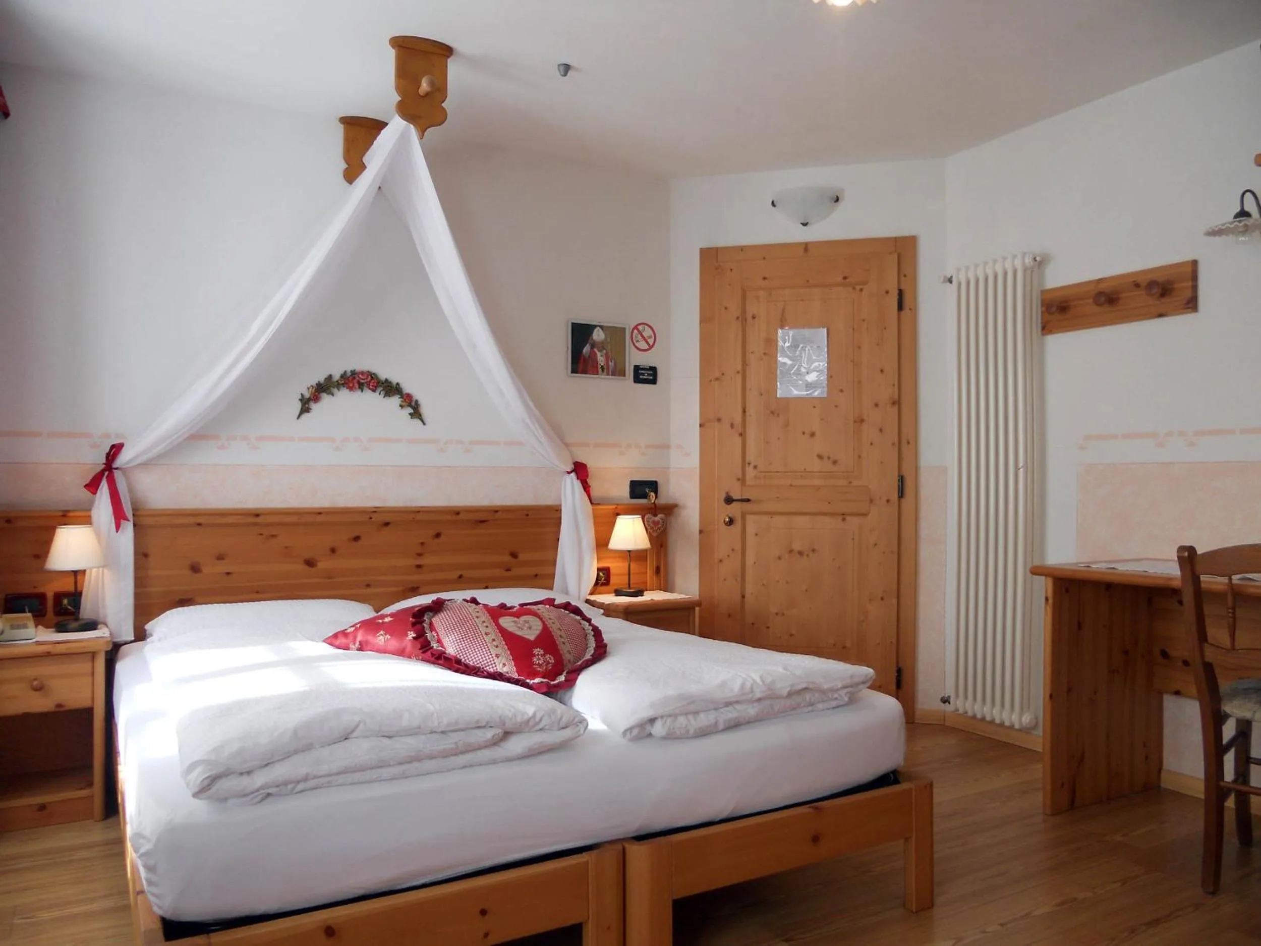 Bed in Hotel Garnì Salvanel