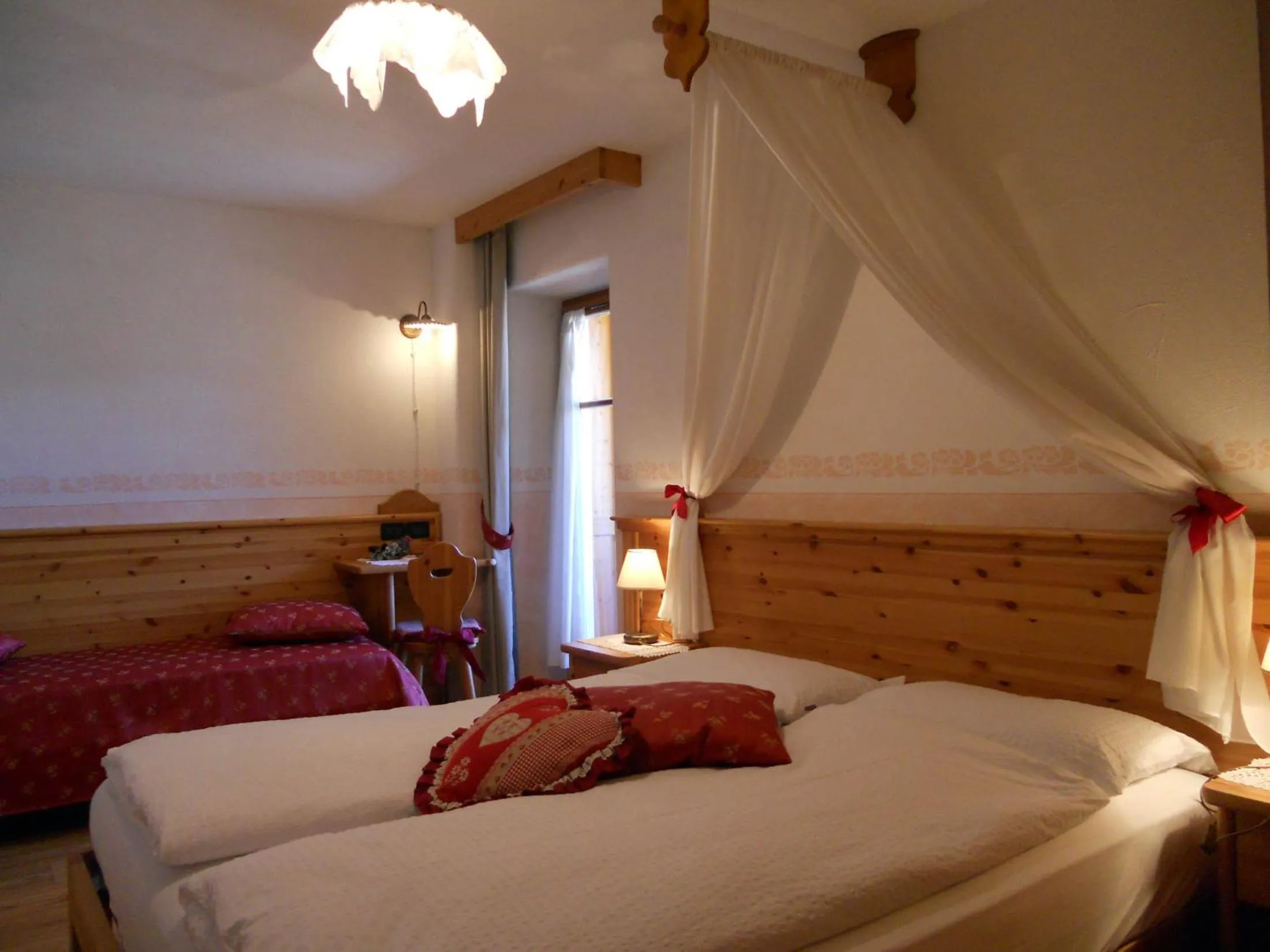 Bed in Hotel Garnì Salvanel