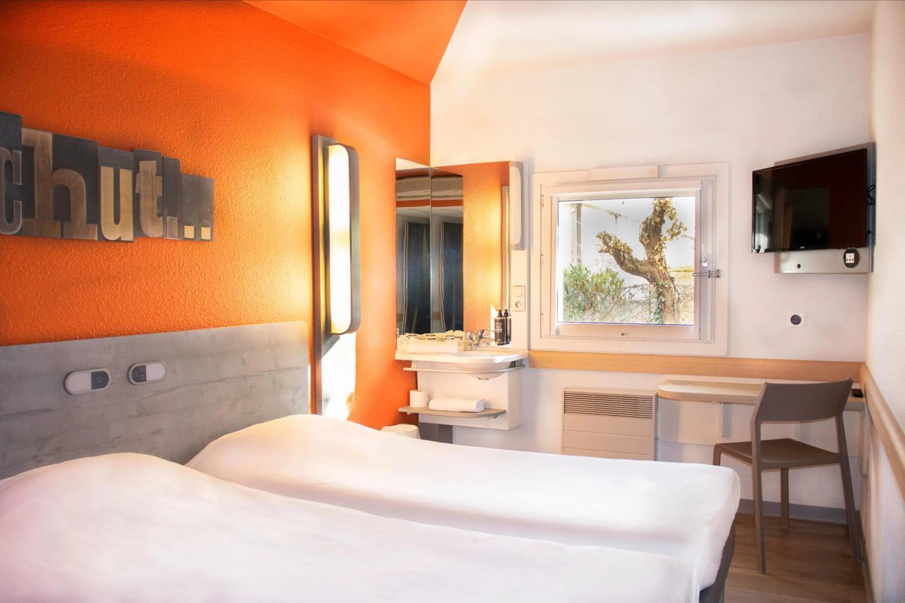 Bed in Ibis Budget Fréjus Capitou