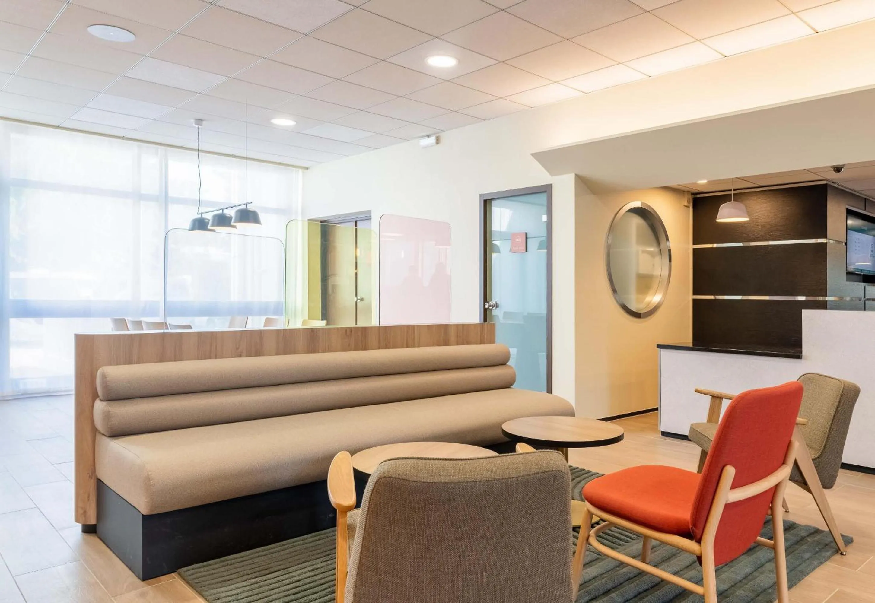 Lobby or reception in B&B HOTEL Lyon Nord 4 étoiles