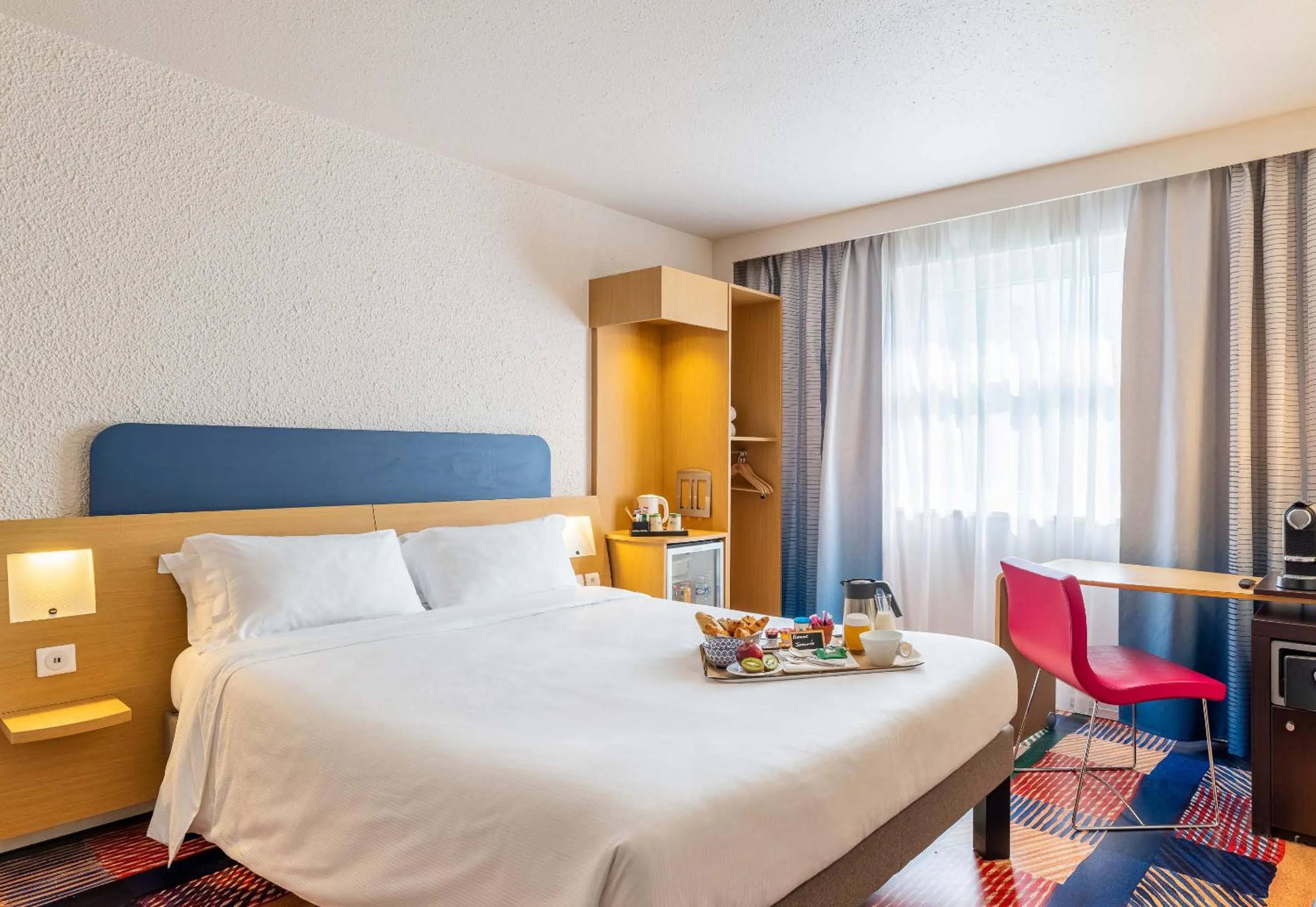 Bedroom, Bed in B&B HOTEL Lyon Nord 4 étoiles