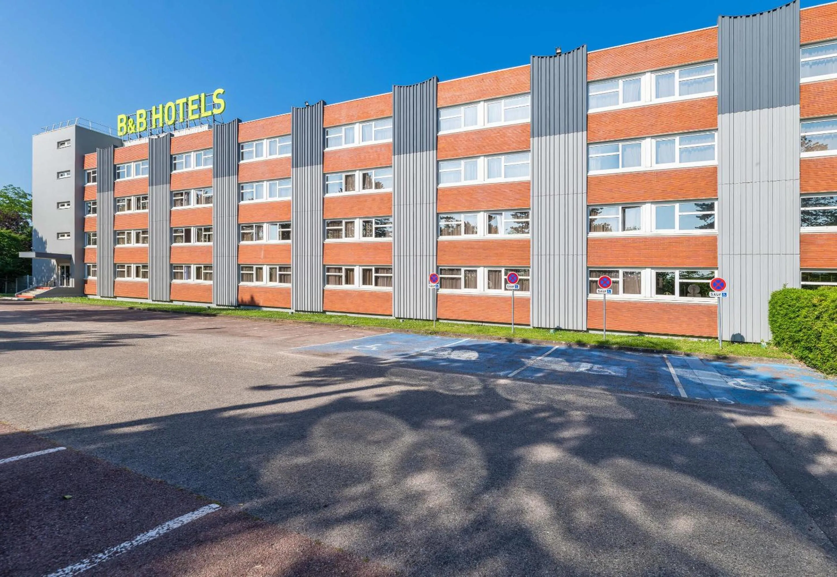 Property building in B&B HOTEL Lyon Nord 4 étoiles