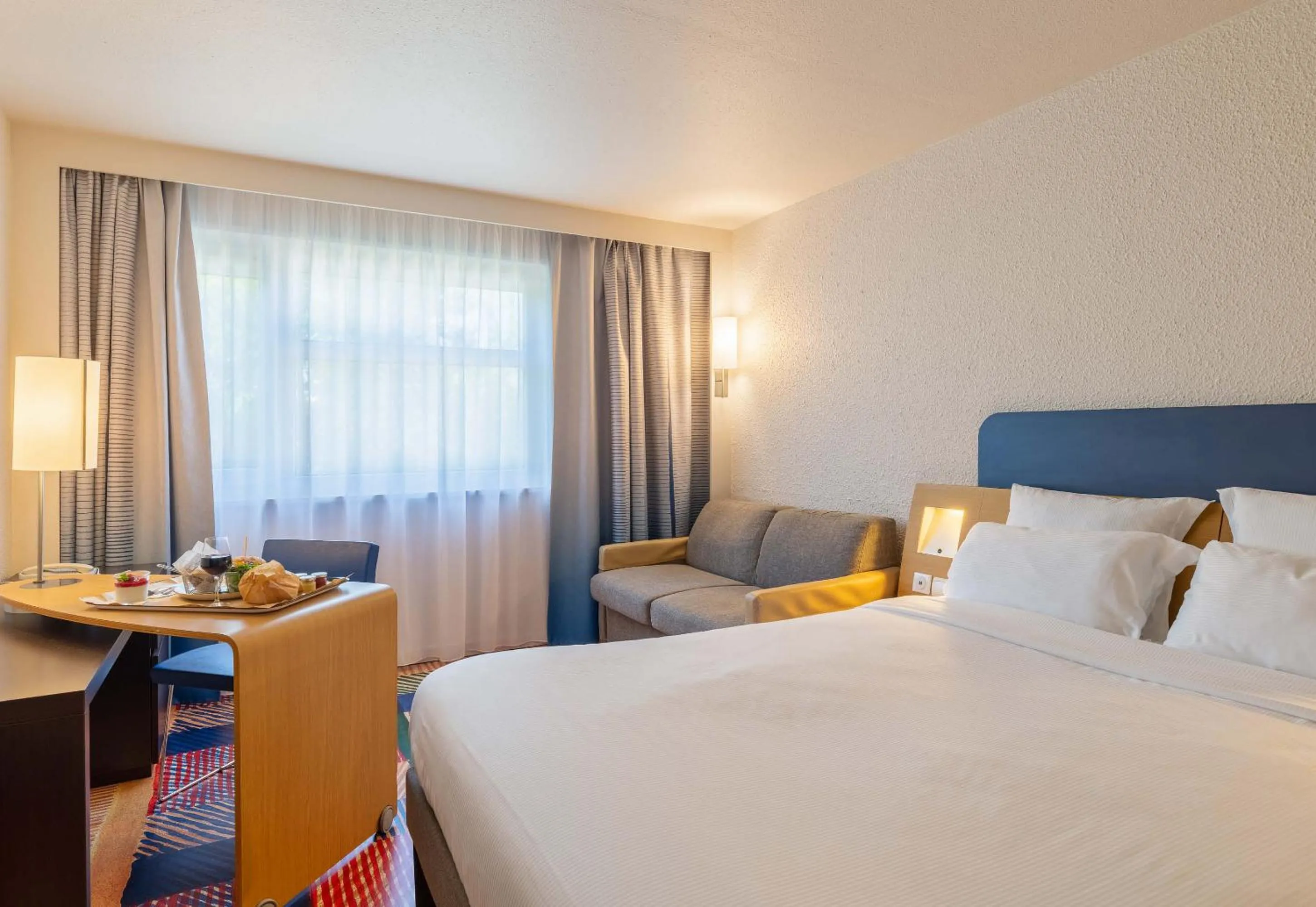 Bedroom, Bed in B&B HOTEL Lyon Nord 4 étoiles