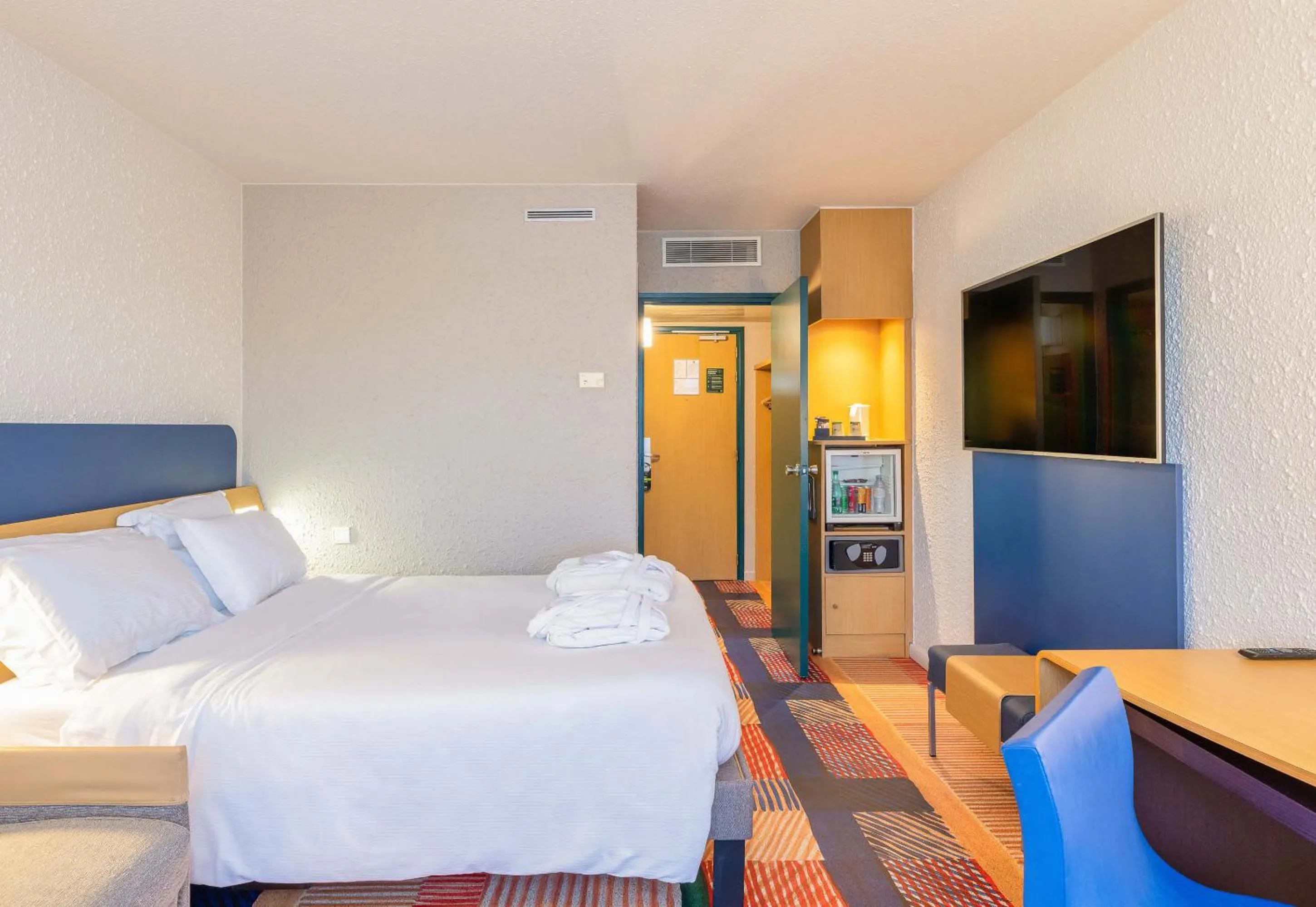 Bedroom, Bed in B&B HOTEL Lyon Nord 4 étoiles