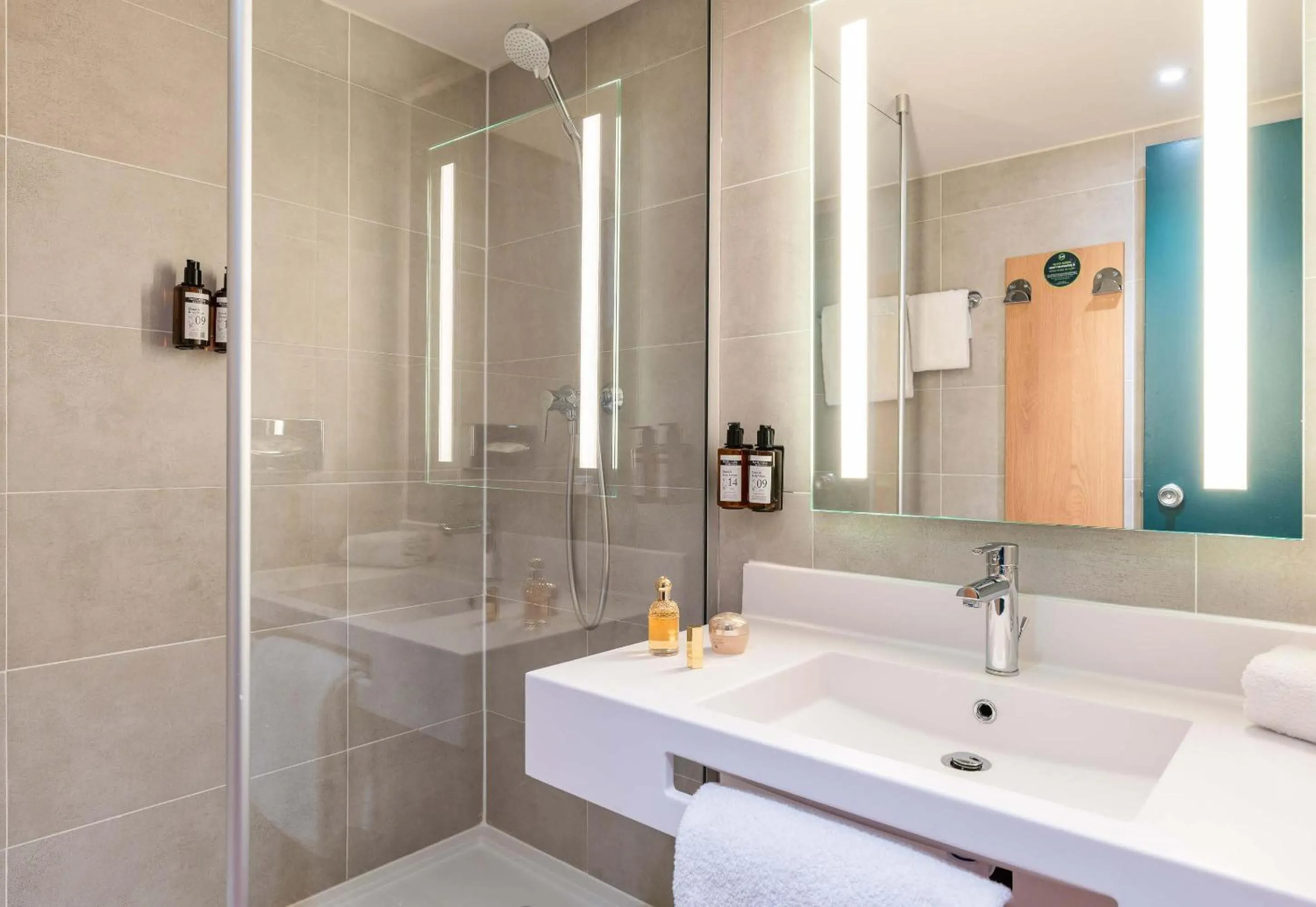 Bathroom in B&B HOTEL Lyon Nord 4 étoiles