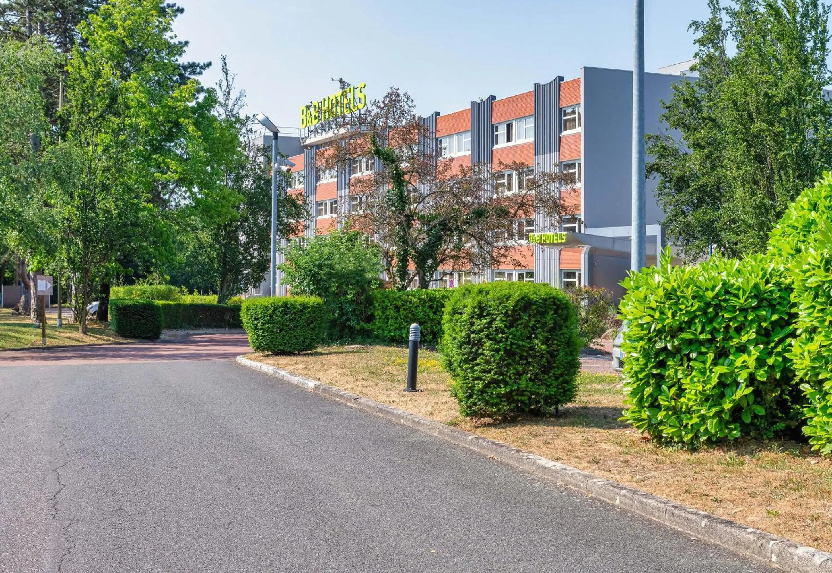 Property building in B&B HOTEL Lyon Nord 4 étoiles
