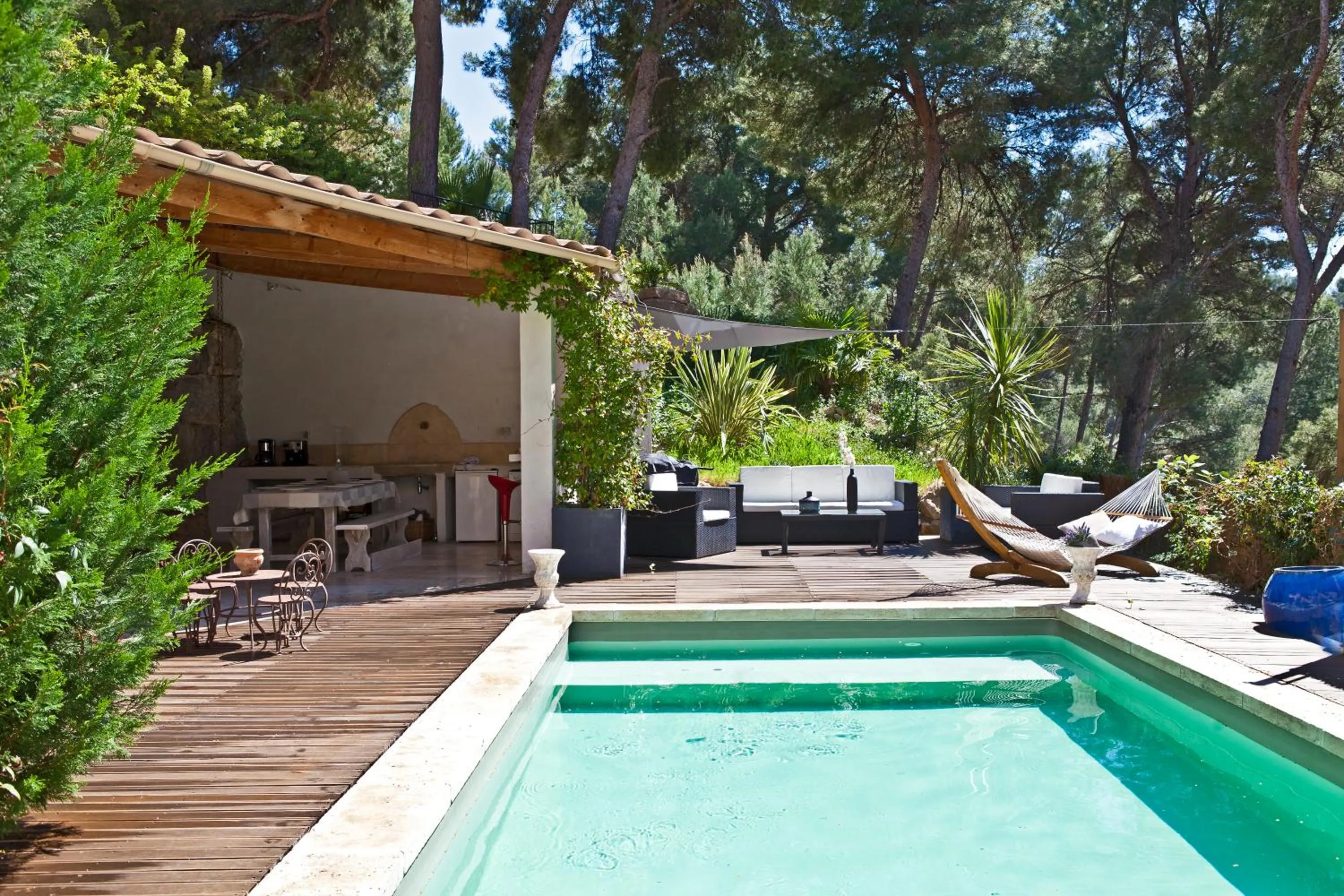 Swimming pool in Le Mas des Roches à Velaux