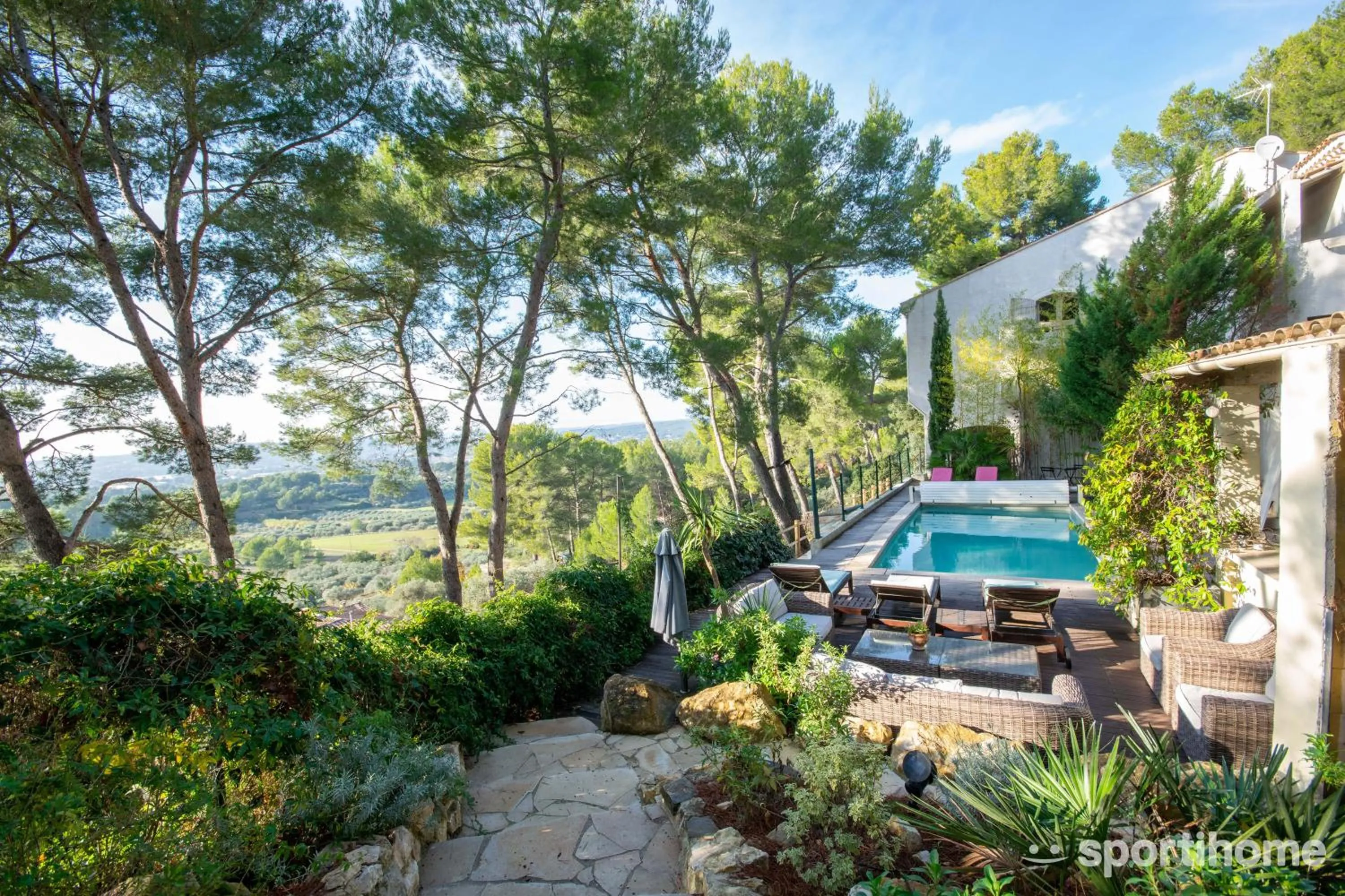 Garden view in Le Mas des Roches à Velaux