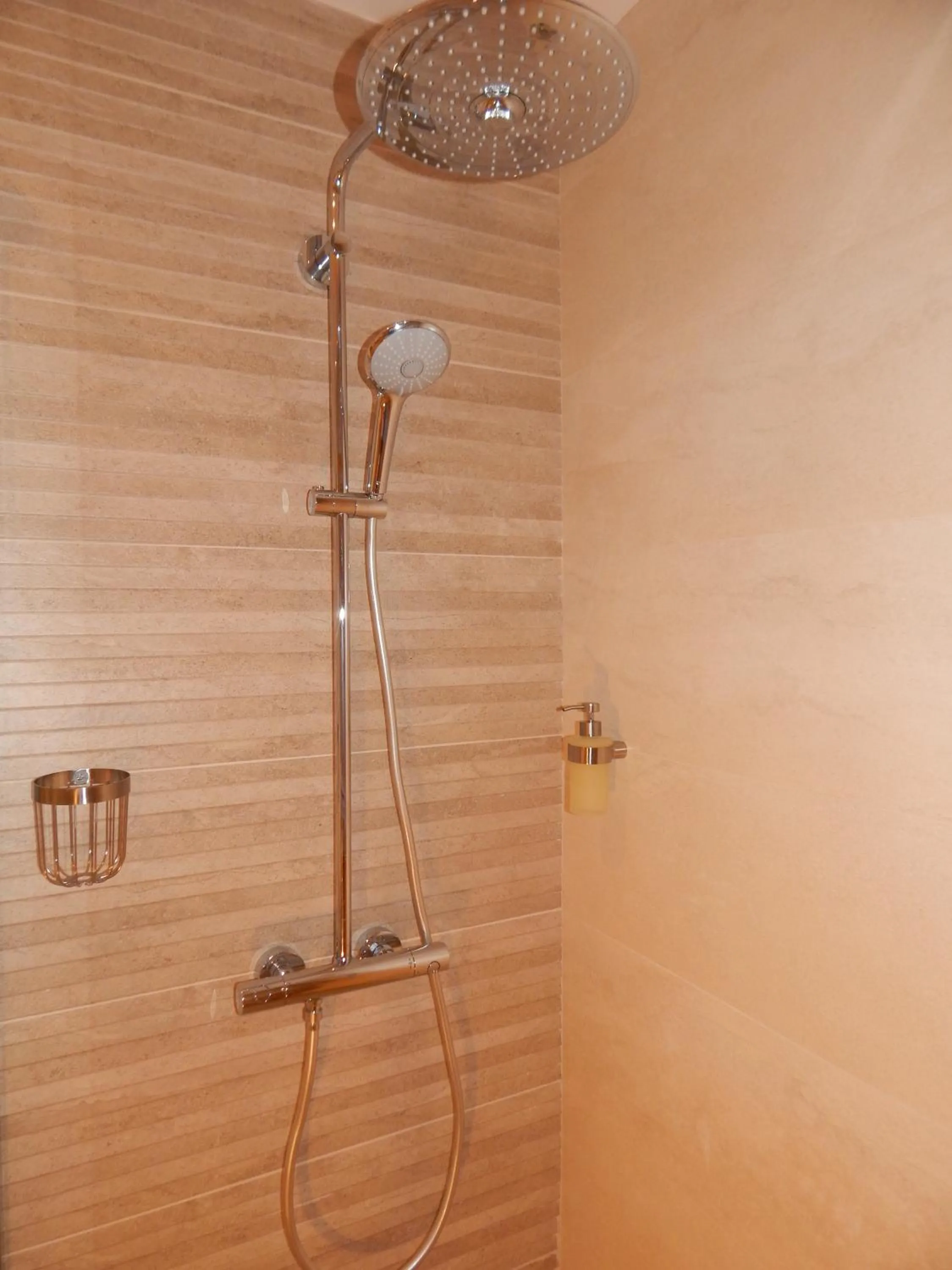 Shower in Le Mas des Roches à Velaux