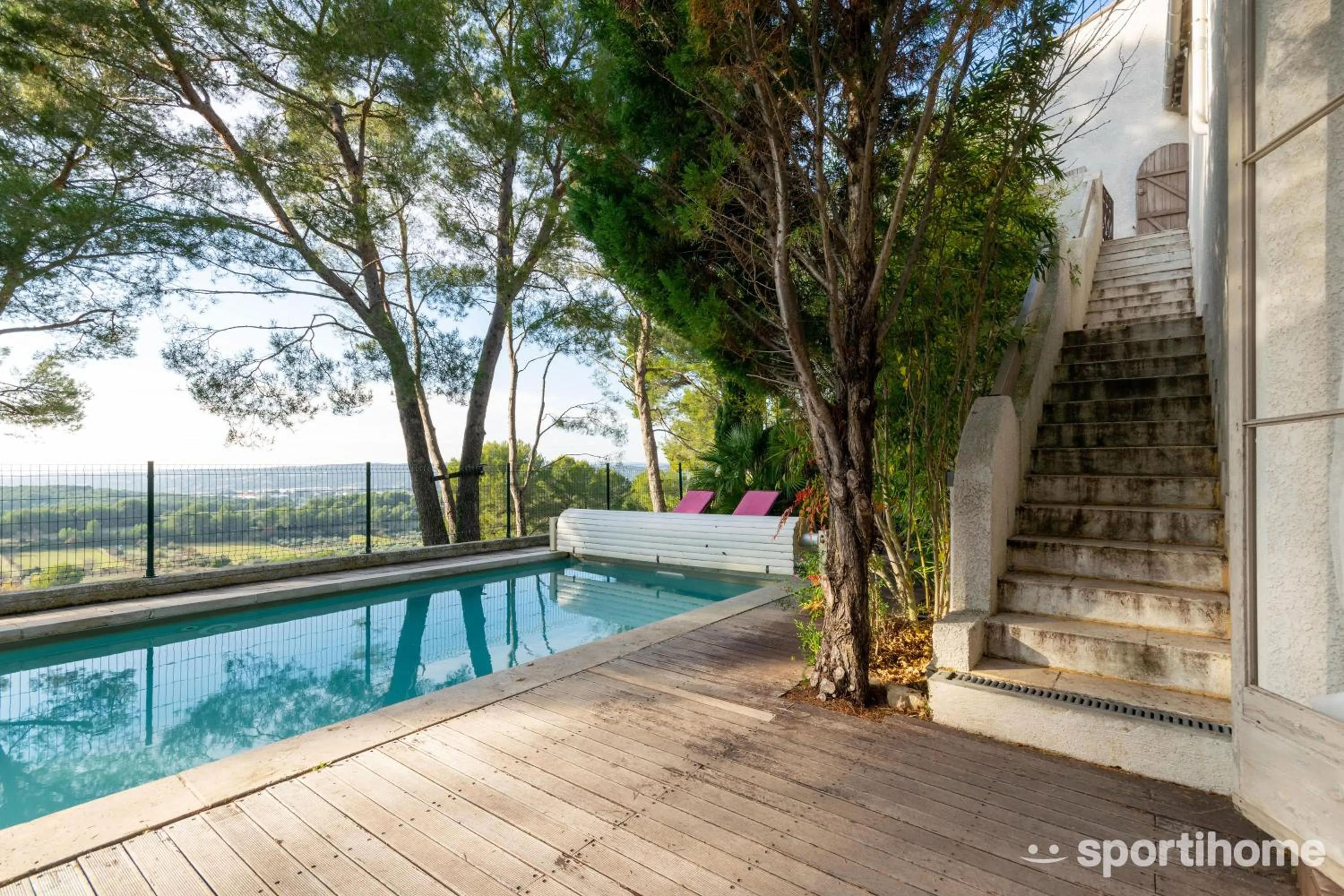 Swimming pool in Le Mas des Roches à Velaux