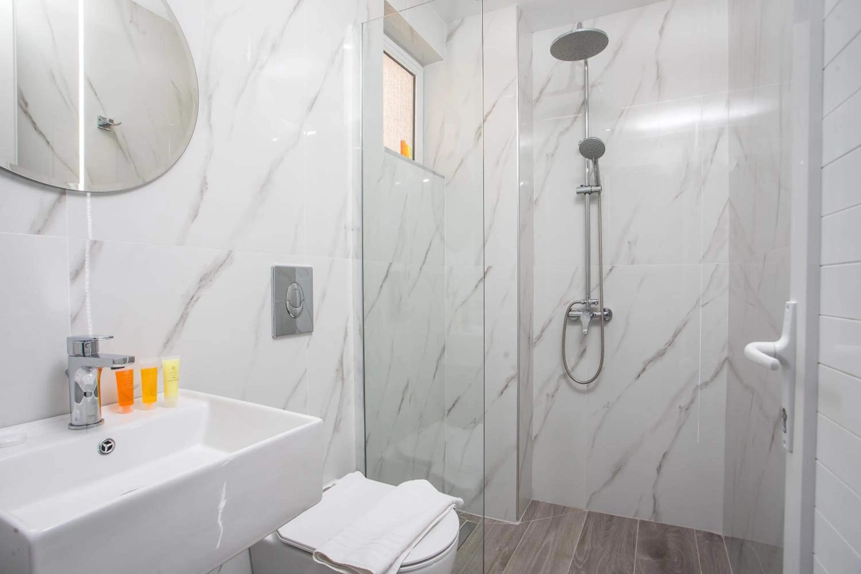 Shower in Vickys Faliraki