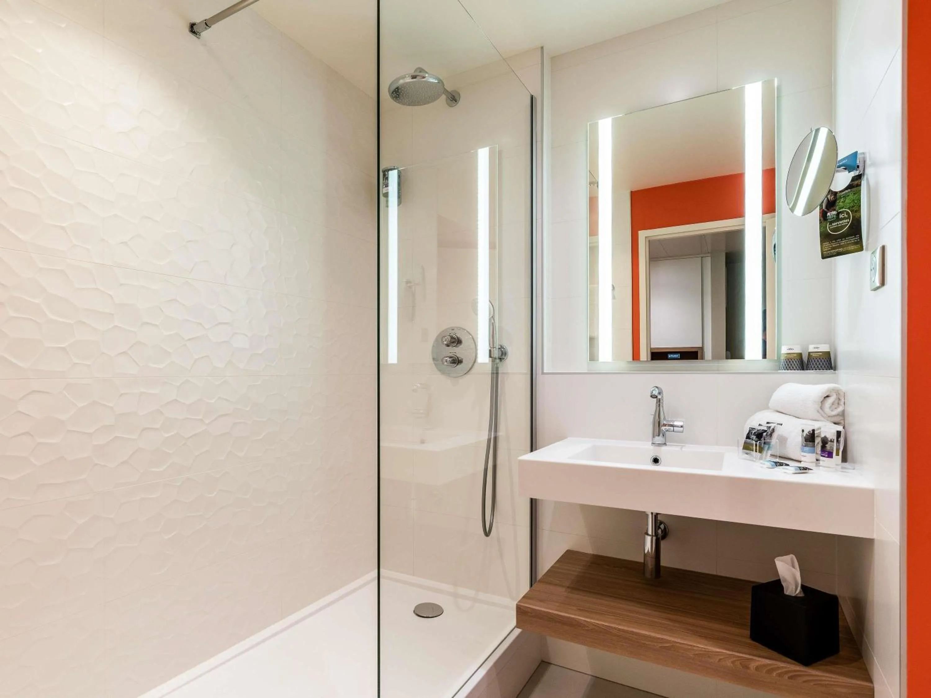 Bedroom in Mercure Marseille Centre Prado Vélodrome