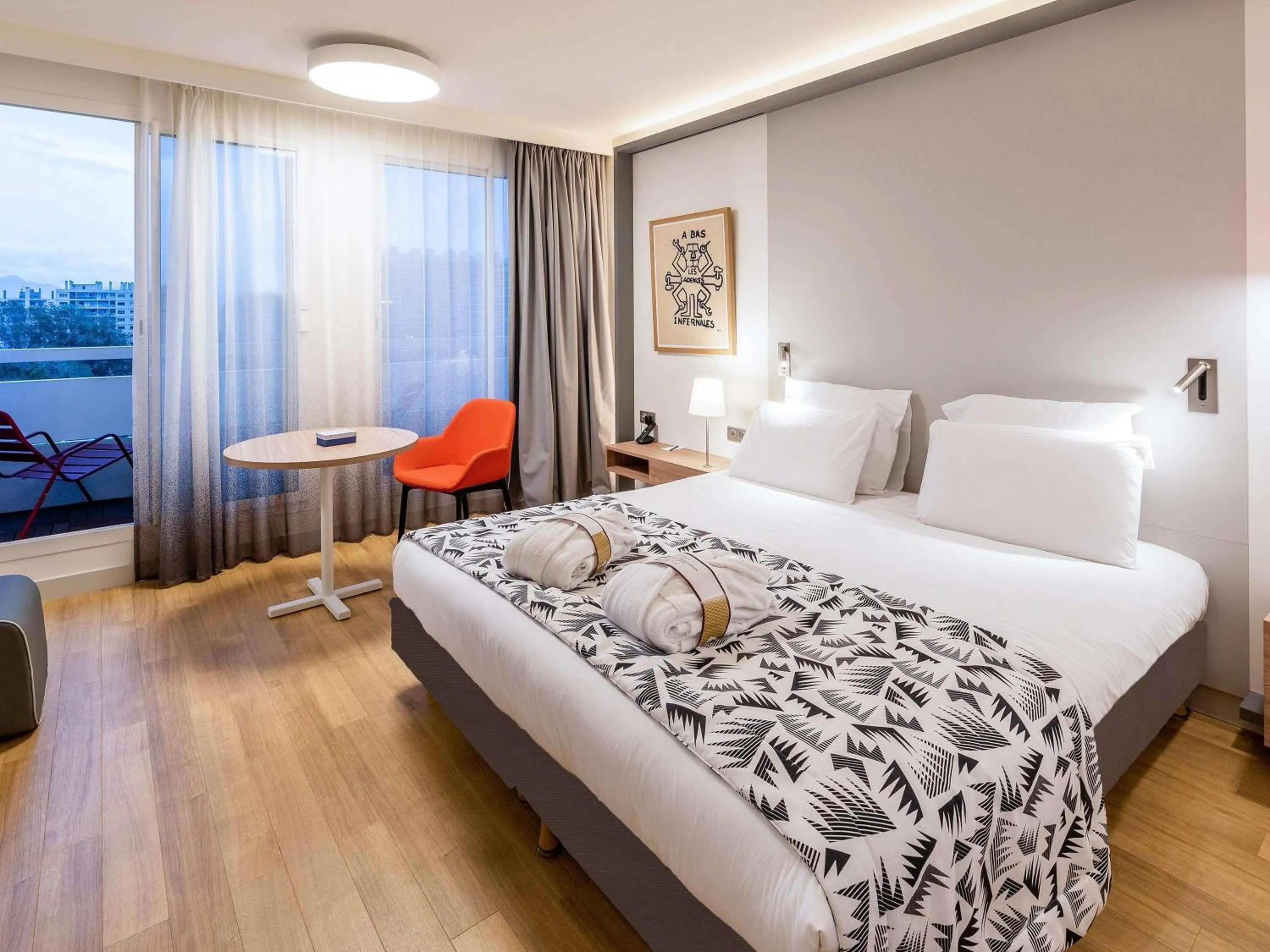 Property building, Bed in Mercure Marseille Centre Prado Vélodrome