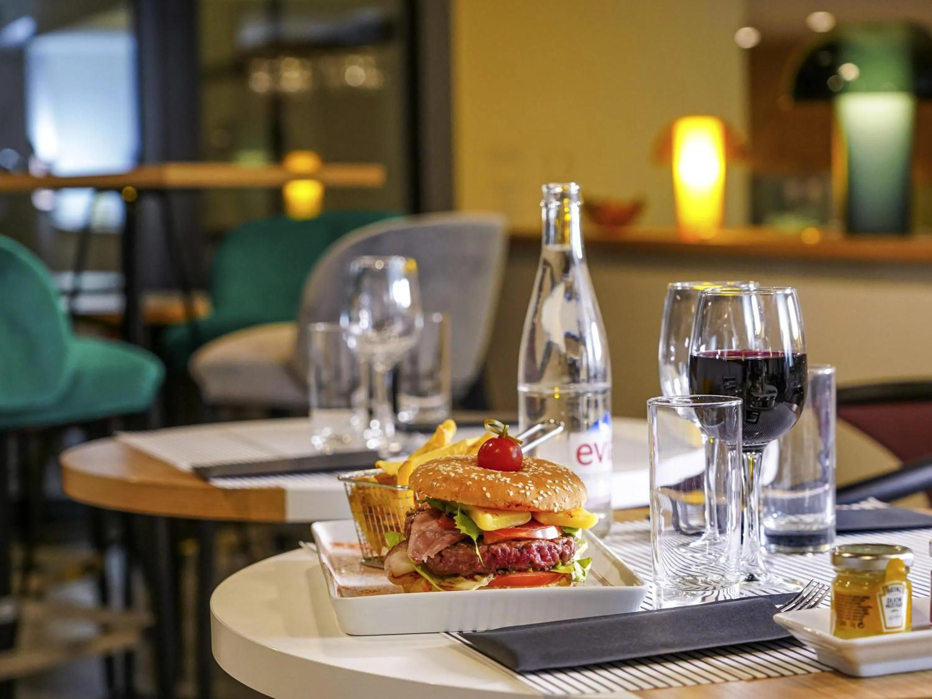 Lounge or bar in Mercure Marseille Centre Prado Vélodrome