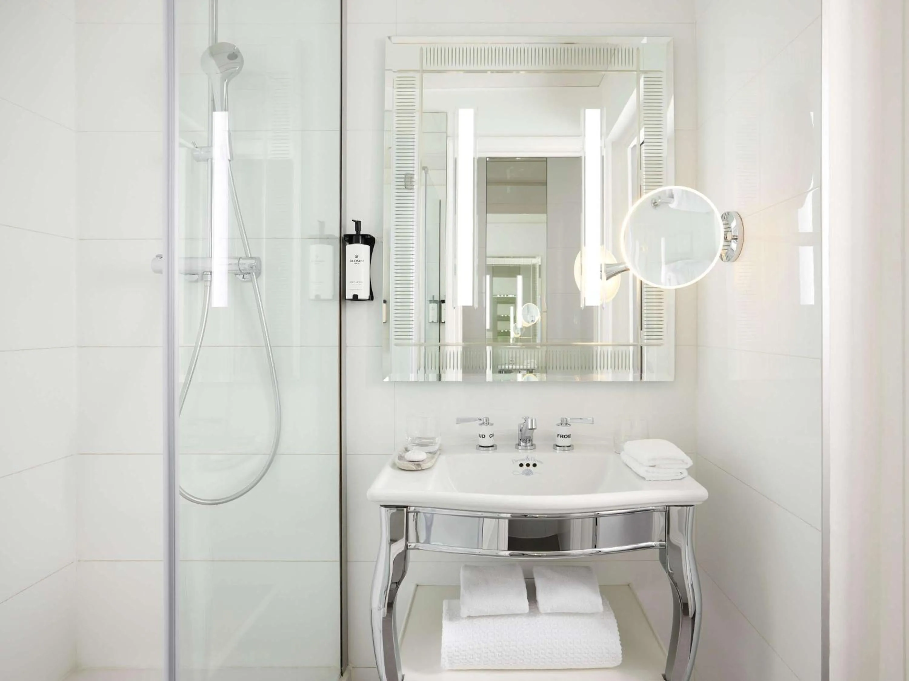 Classic Twin Room in Sofitel Paris Baltimore Tour Eiffel