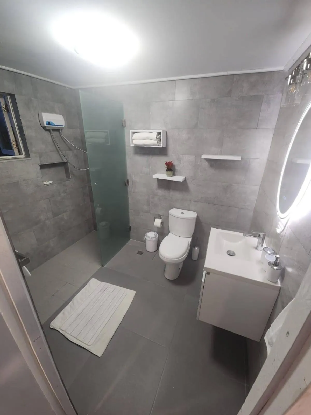 Shower in A1 Apartments Aruba