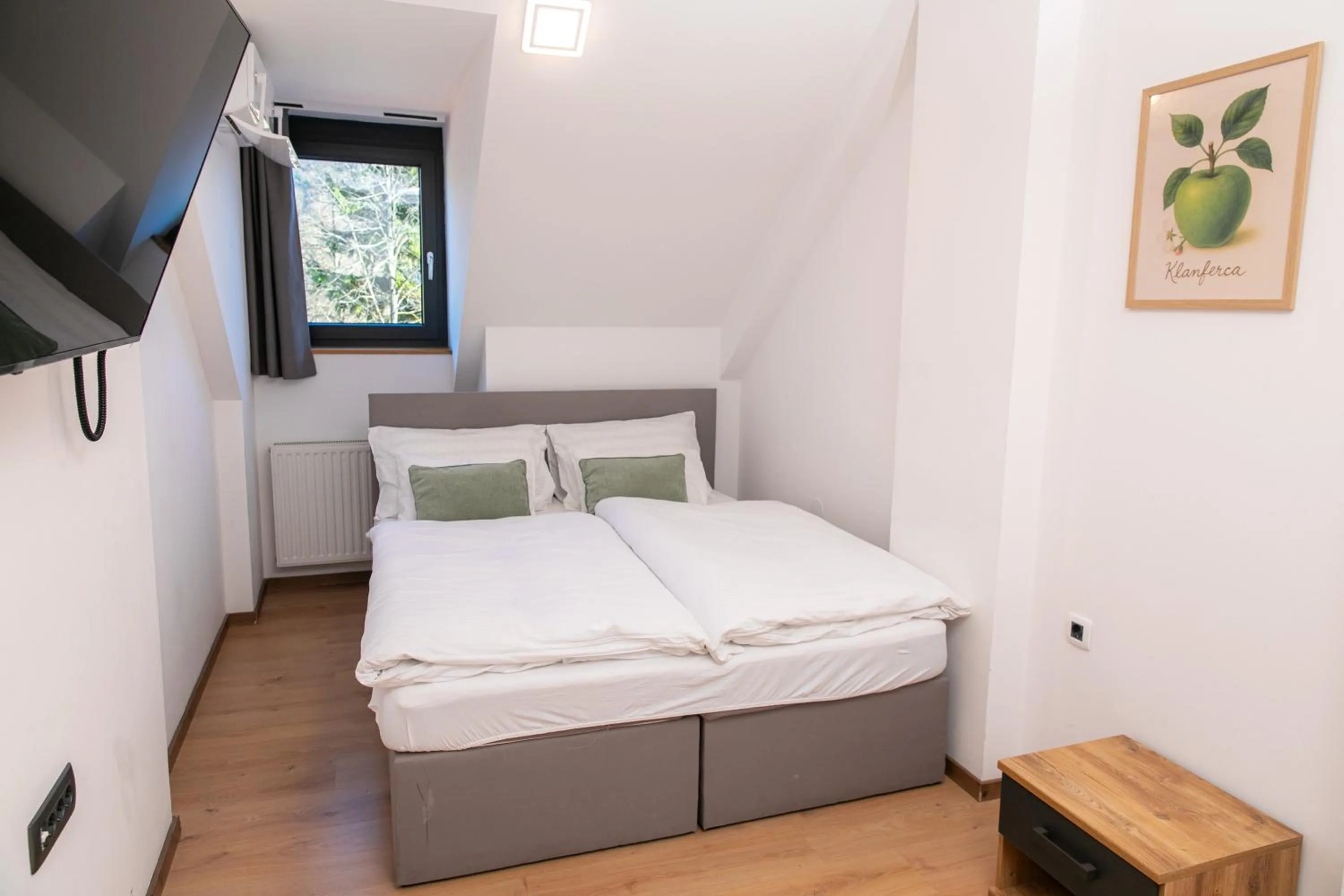Property building, Bed in Kozjanski dvor