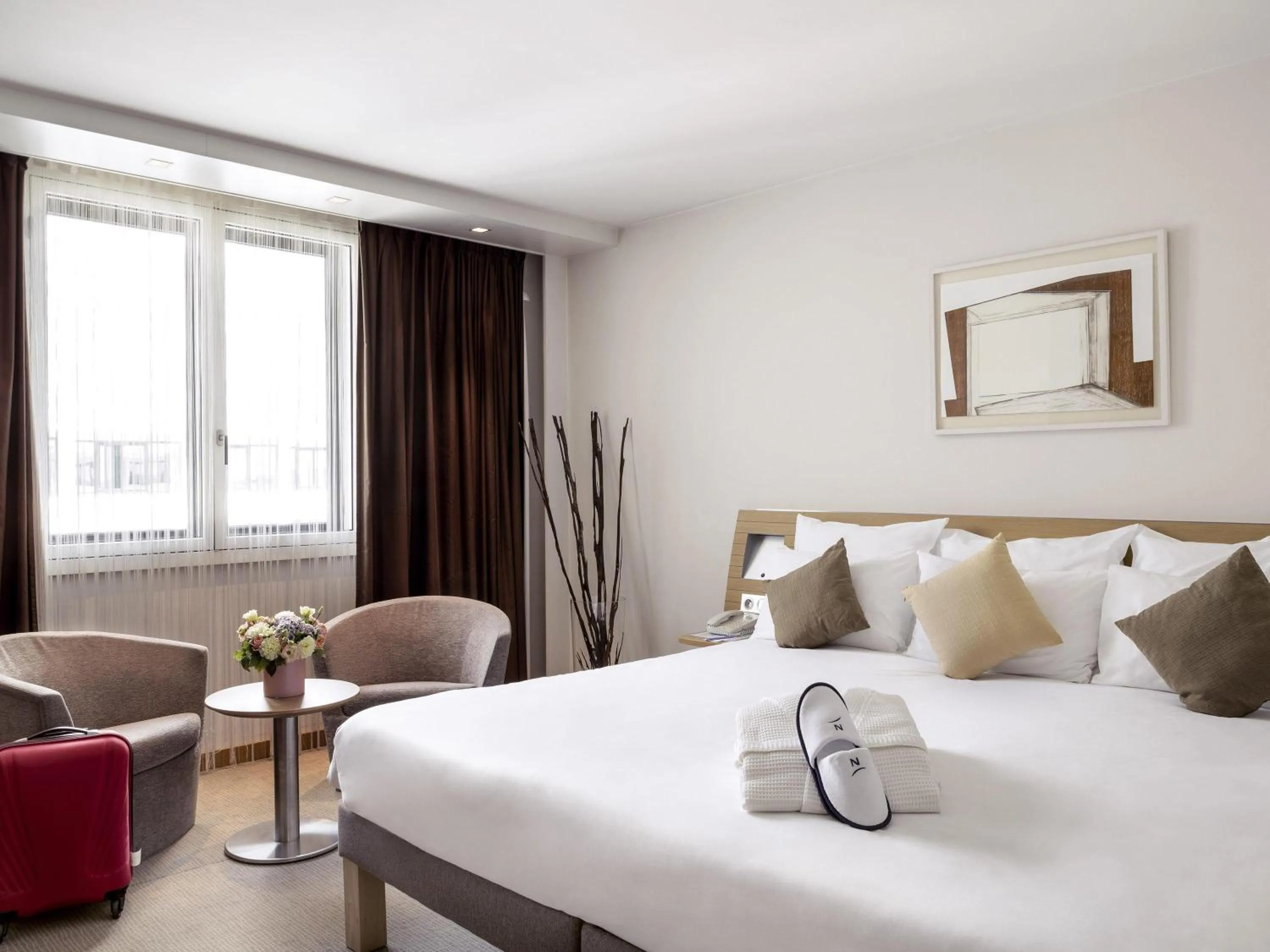 Photo of the whole room, Bed in Novotel Paris Roissy CDG Convention