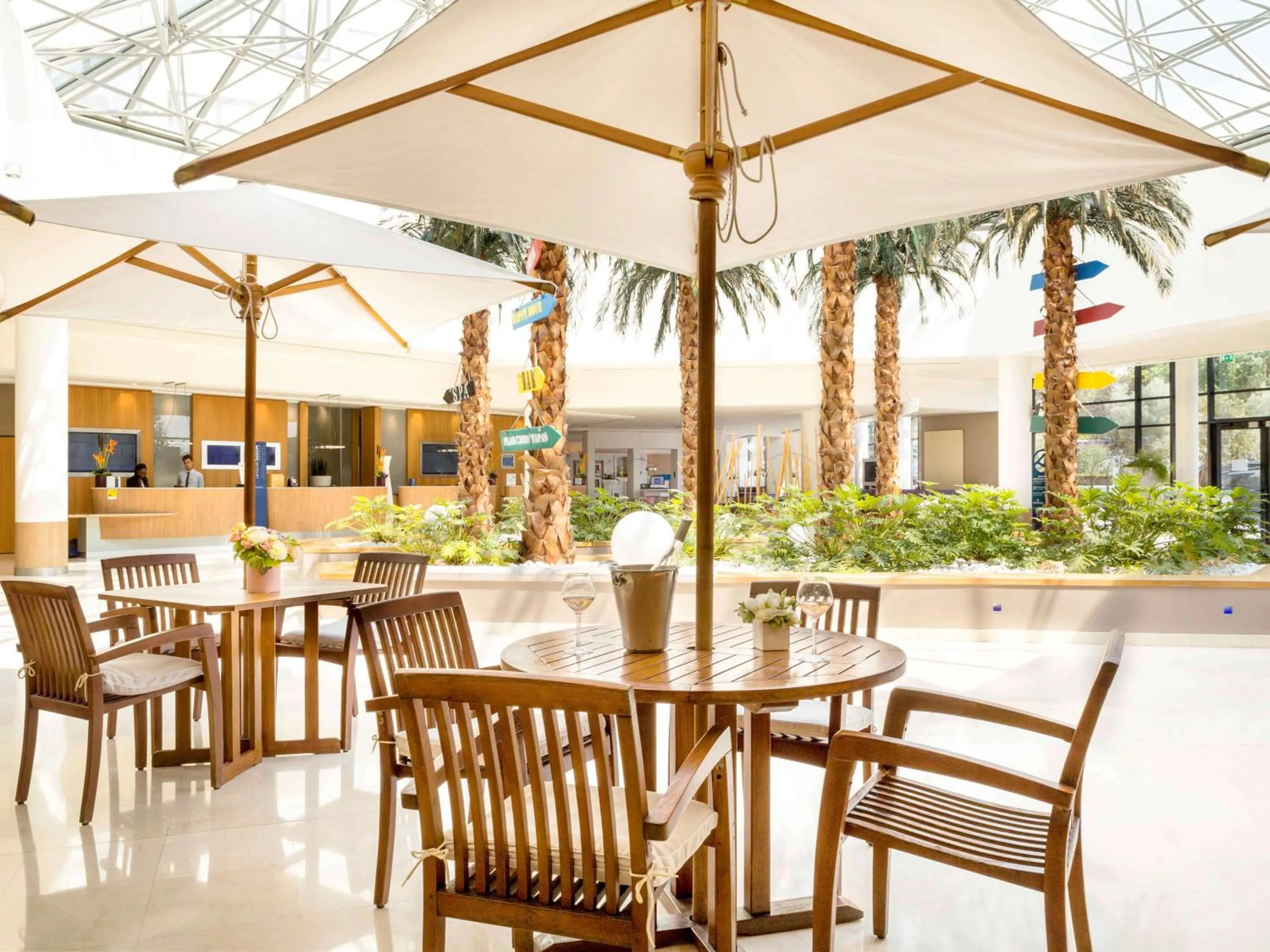 Lounge or bar in Novotel Paris Roissy CDG Convention