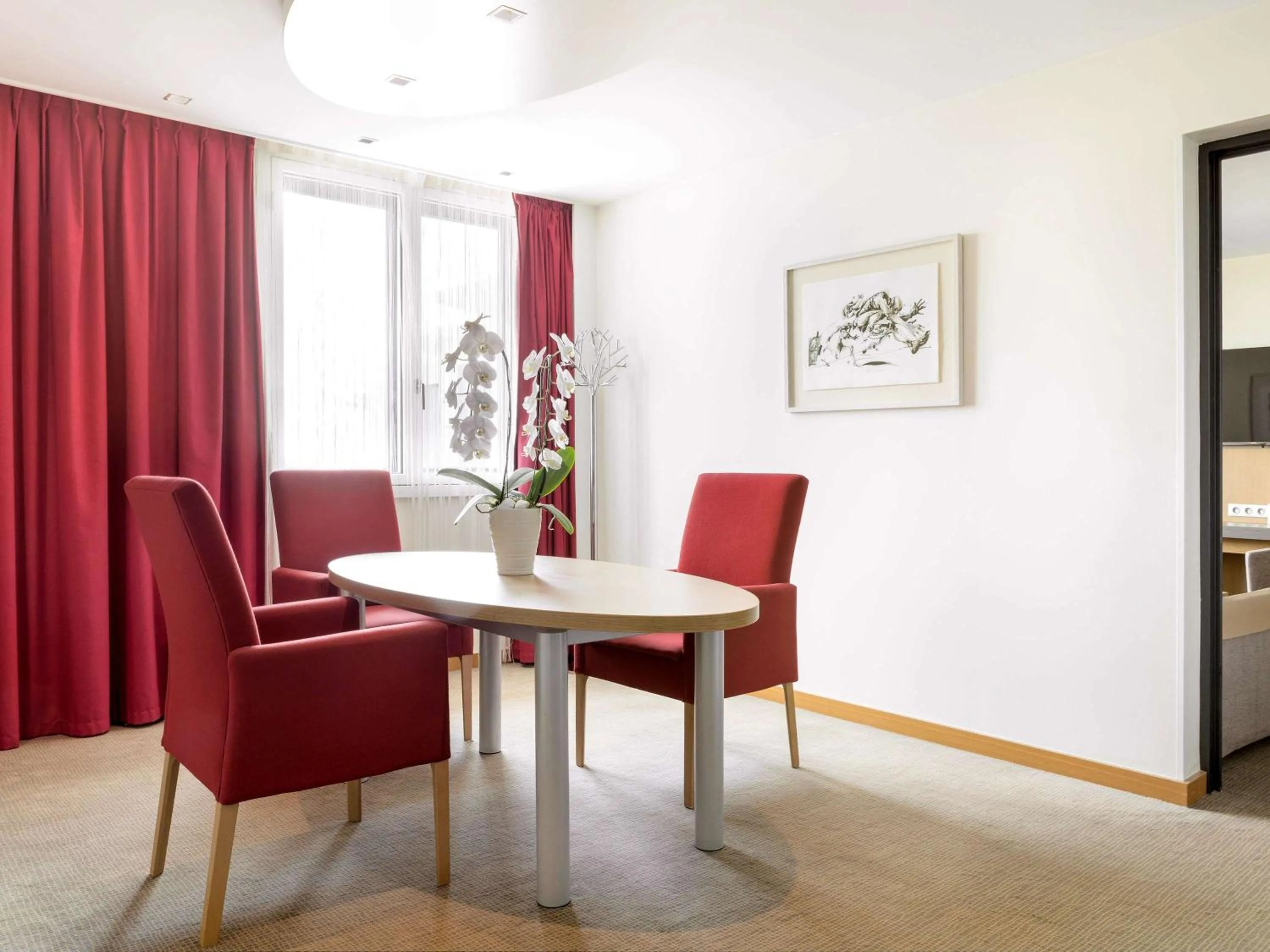 Photo of the whole room in Novotel Paris Roissy CDG Convention