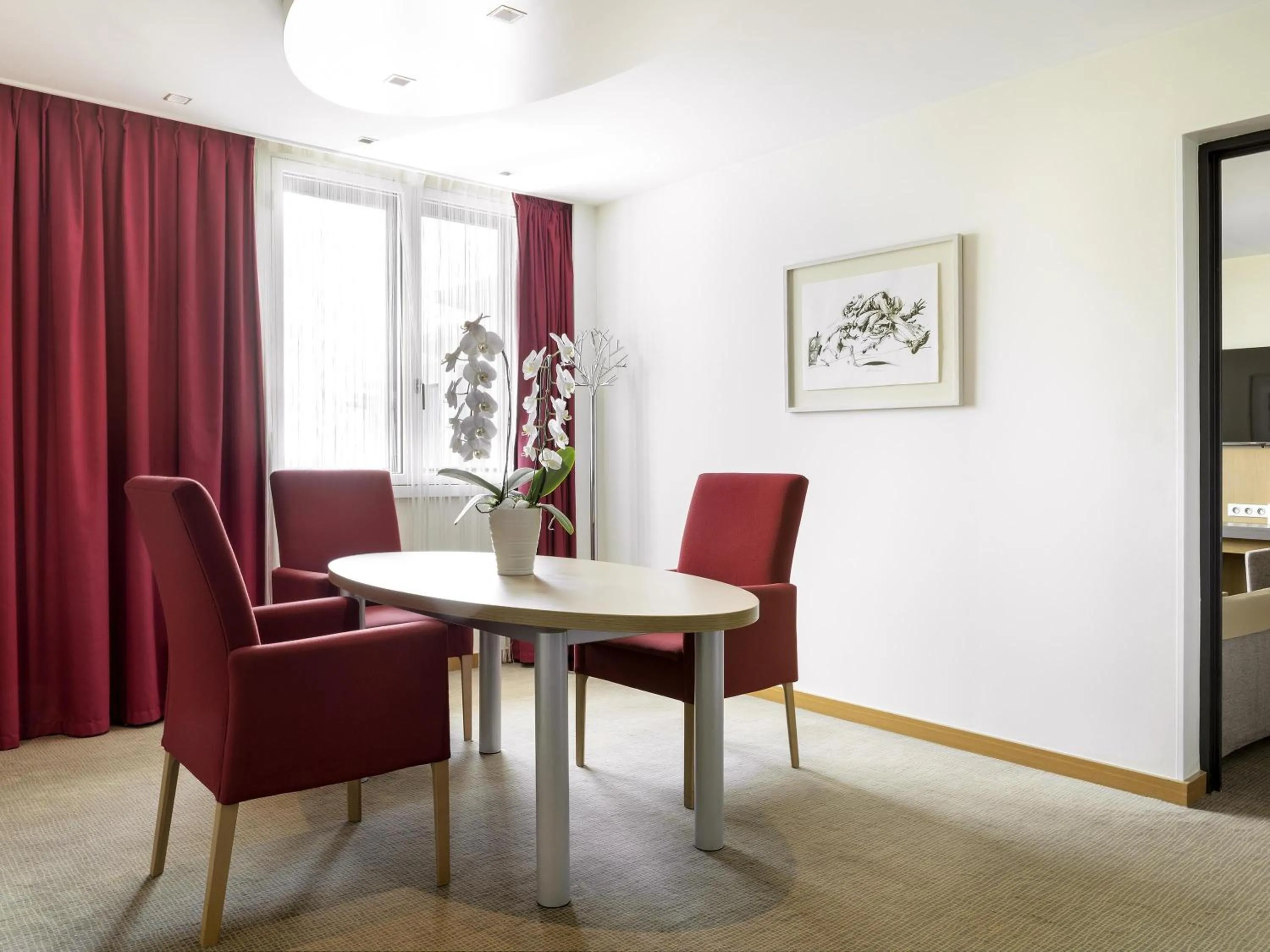 Photo of the whole room in Novotel Paris Roissy CDG Convention