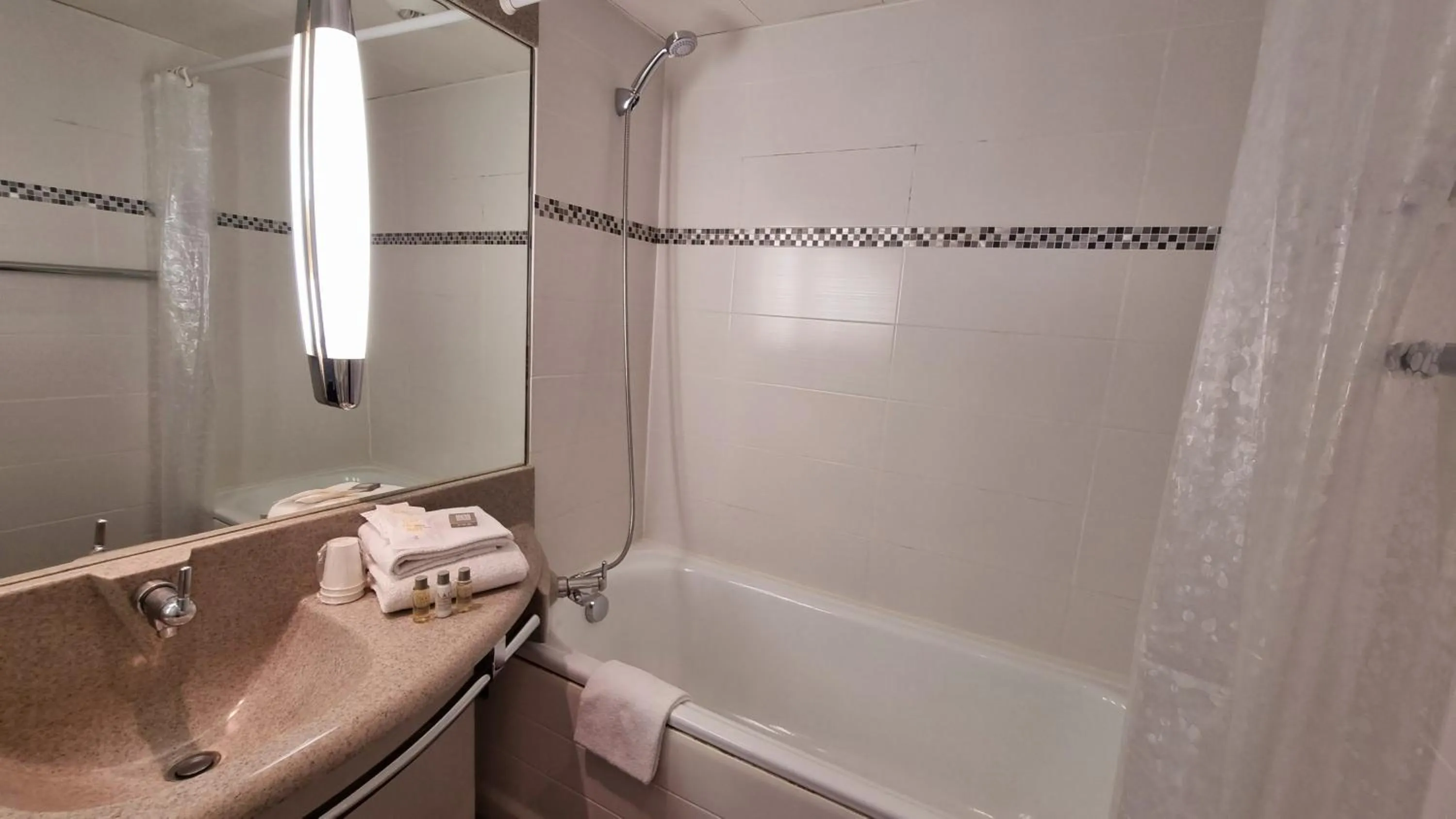 Bathroom in Campanile Troyes Nord - Barberey