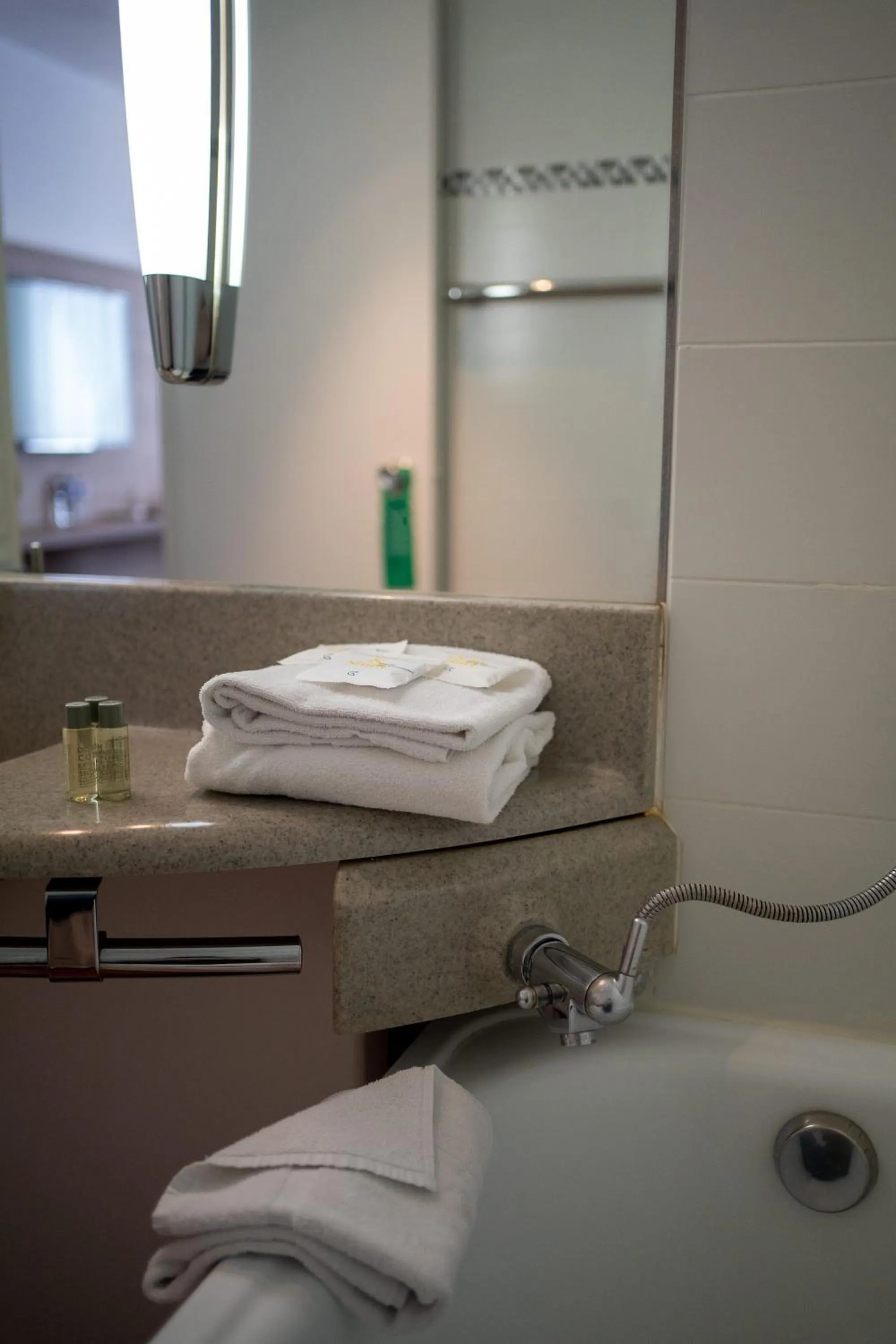 Bathroom in Campanile Troyes Nord - Barberey