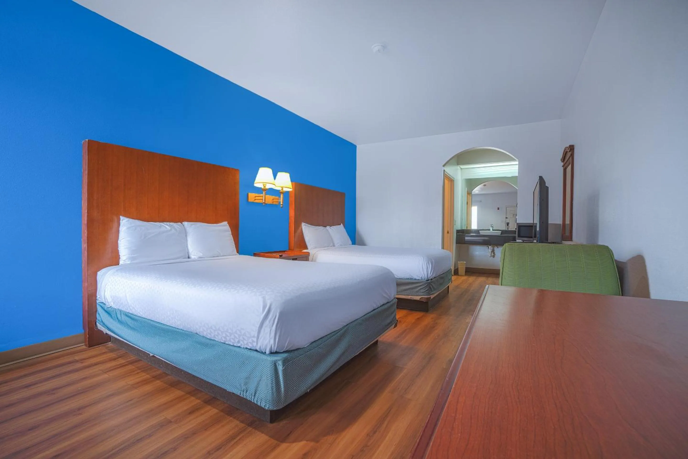 Bedroom, Bed in Island Inn By OYO Galveston Beach, TX