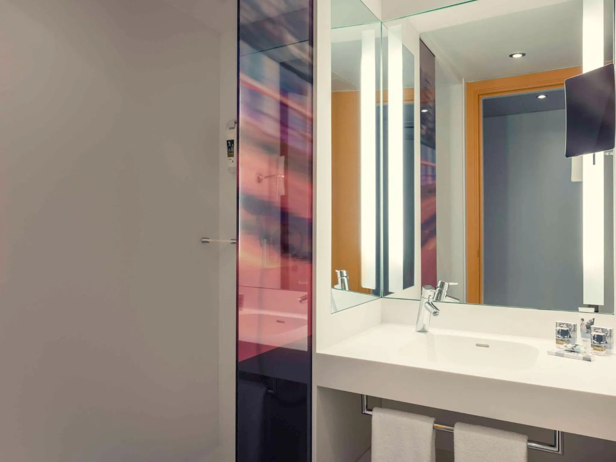 Toilet in Mercure Paris Boulogne