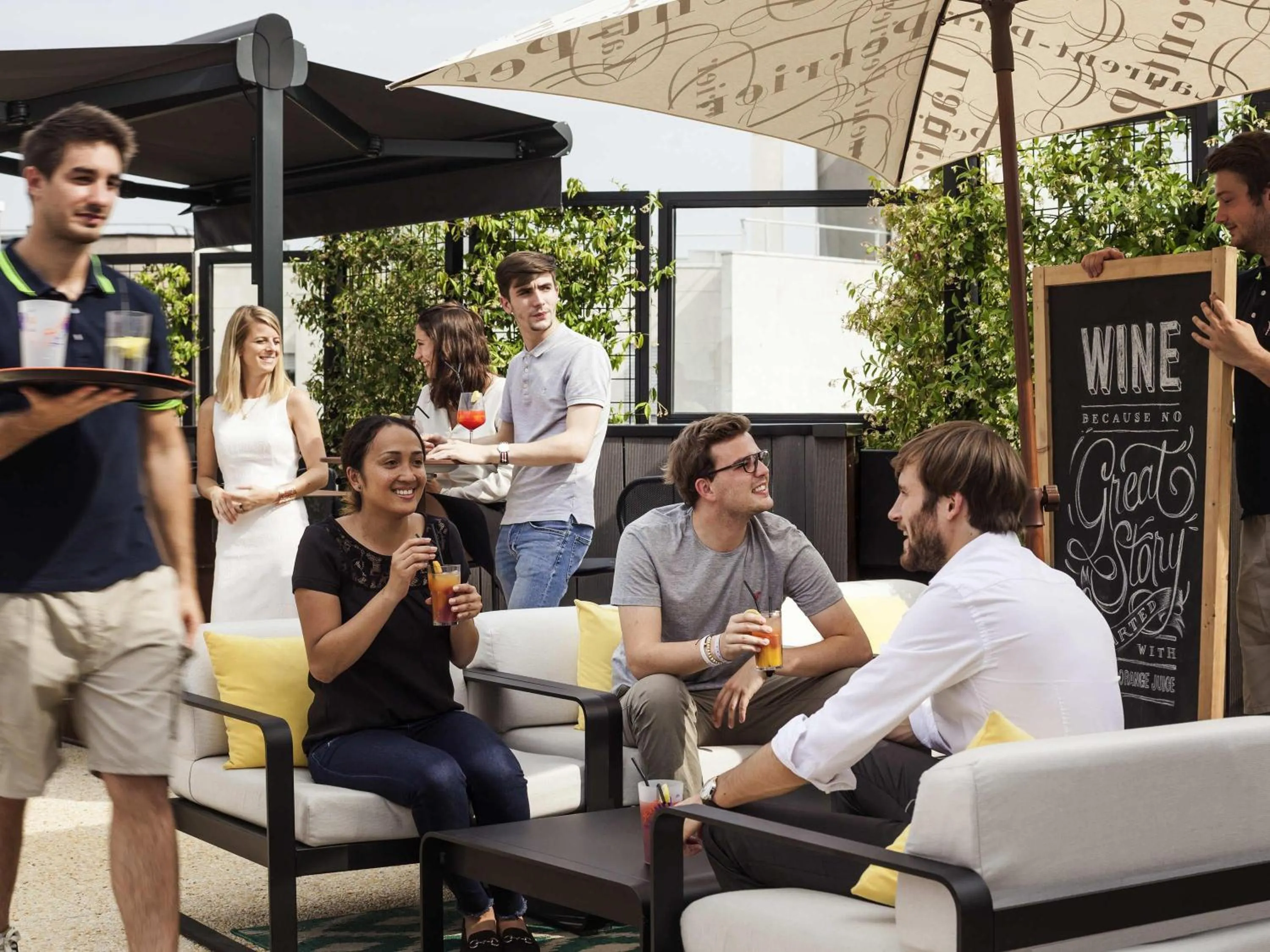 Restaurant/places to eat in Mercure Paris Boulogne