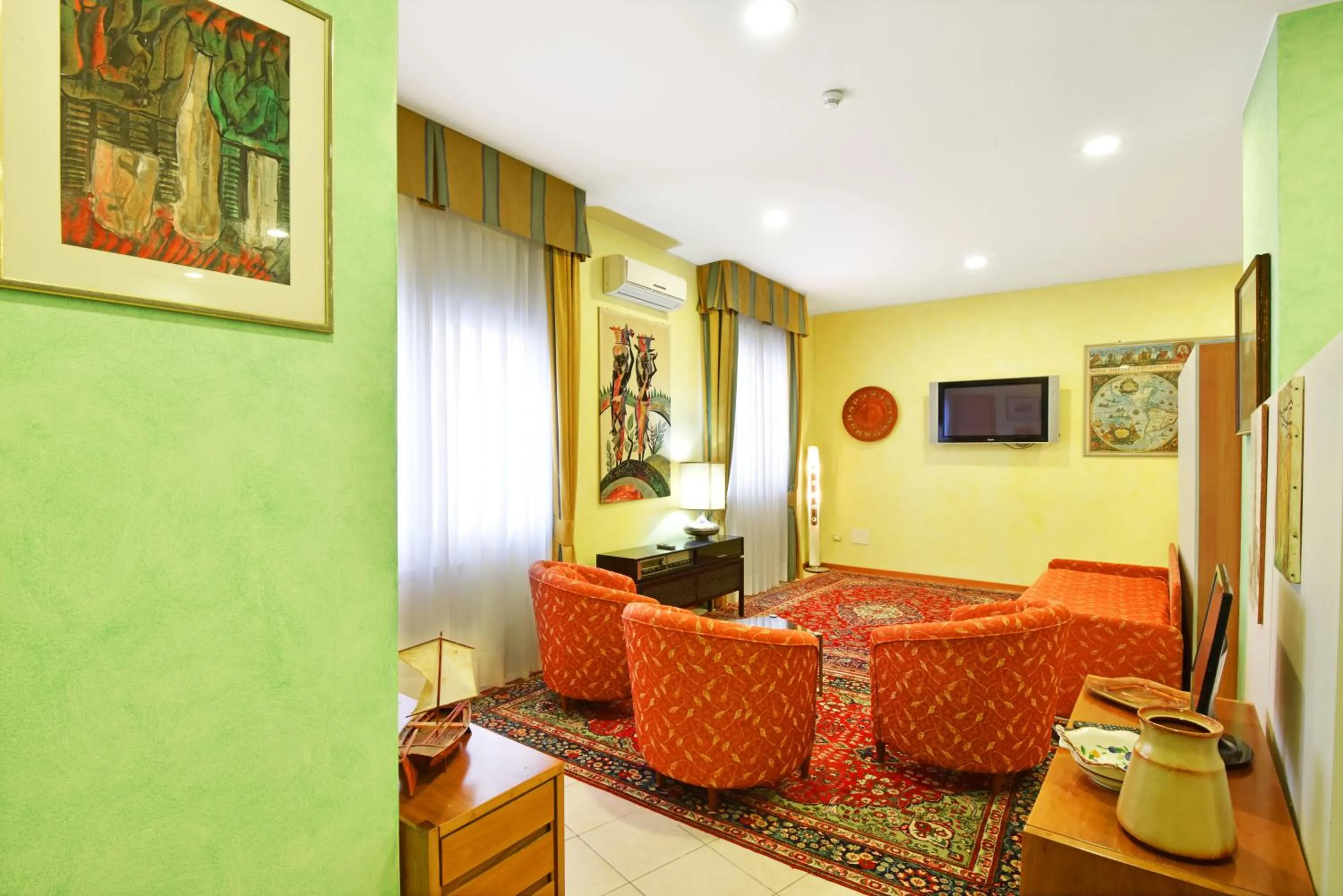 Communal lounge/ TV room in Hotel Villa Olga