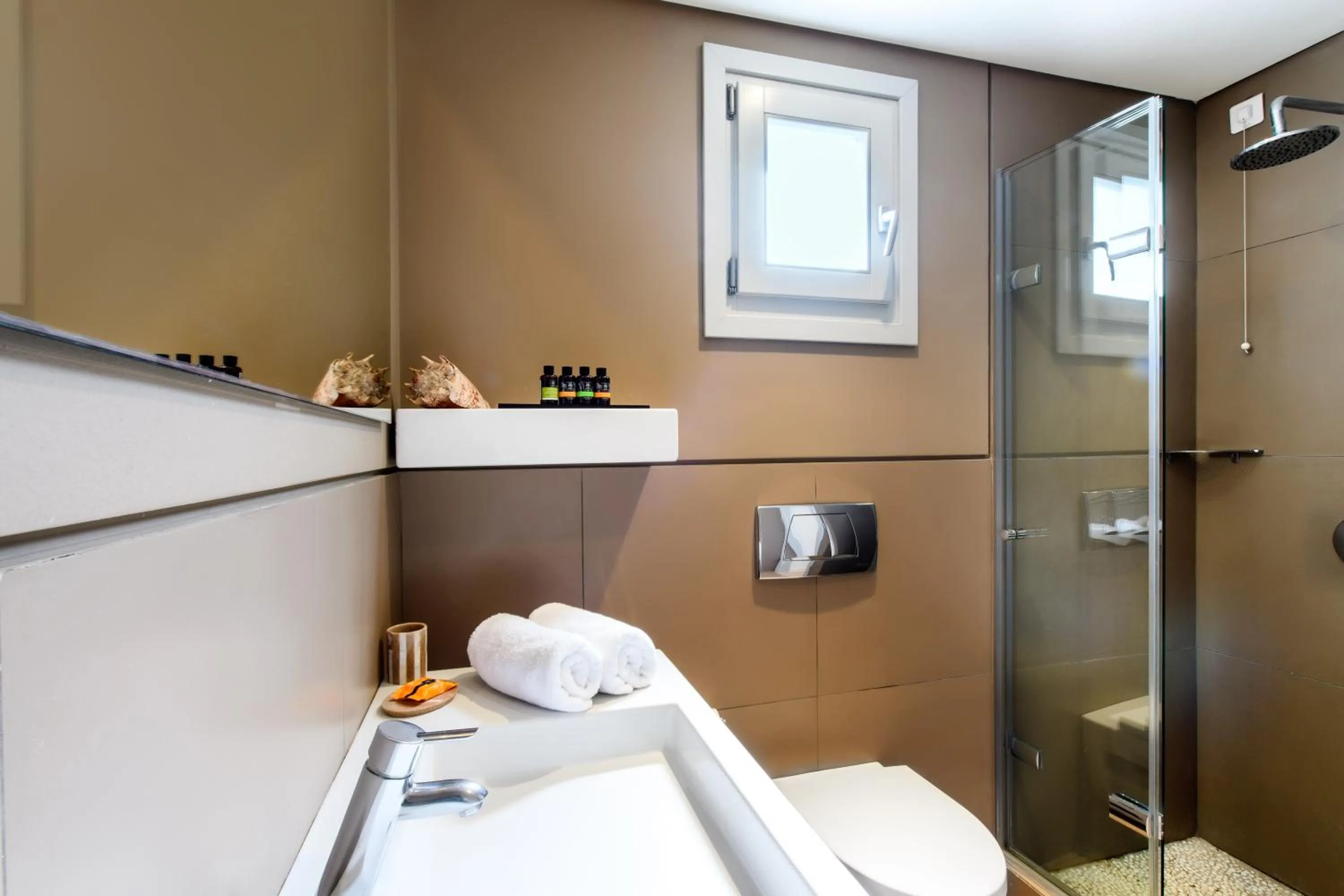 Shower in Skyros Ammos Hotel