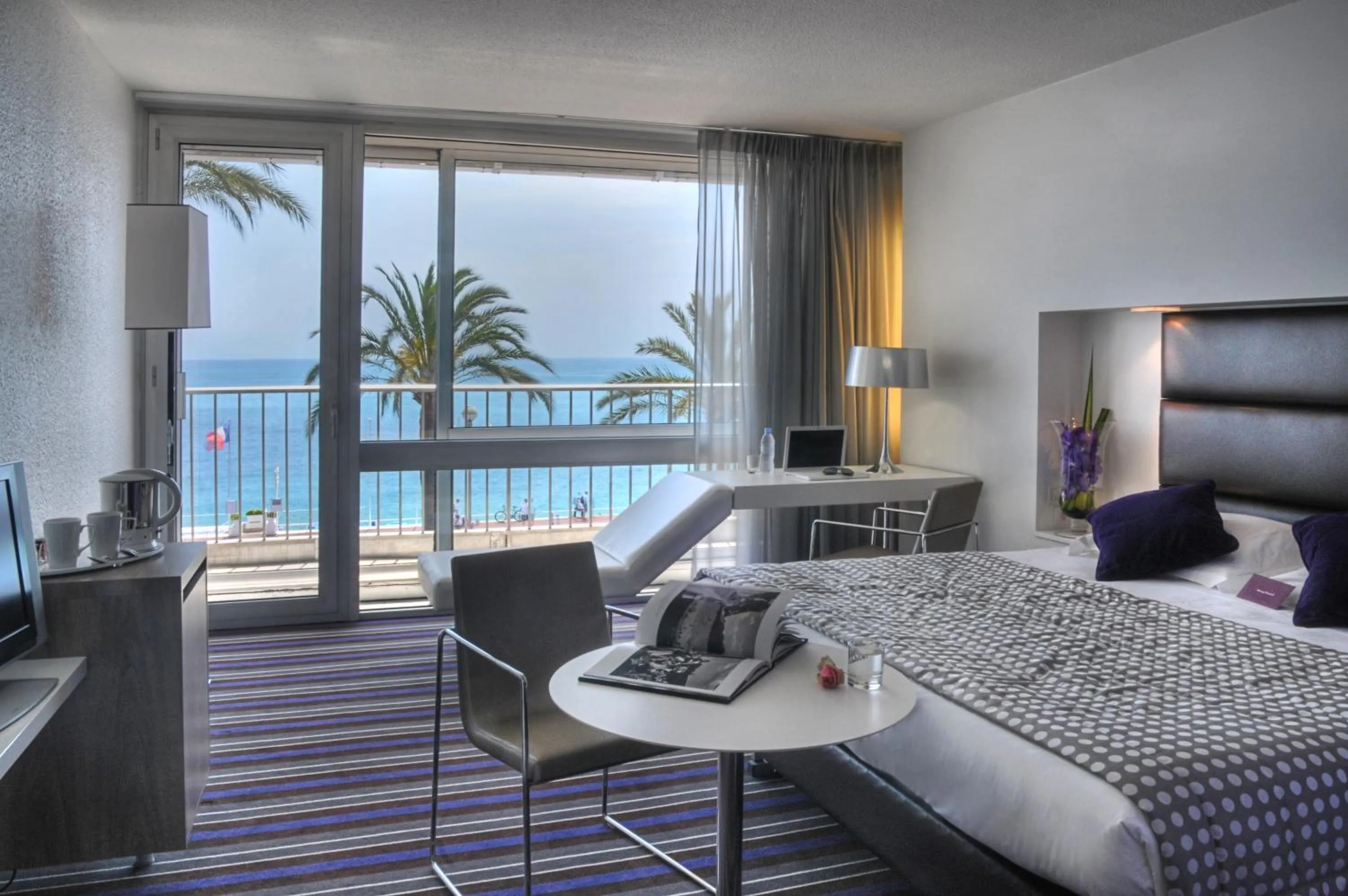 Balcony/Terrace, Bed in Mercure Nice Promenade Des Anglais