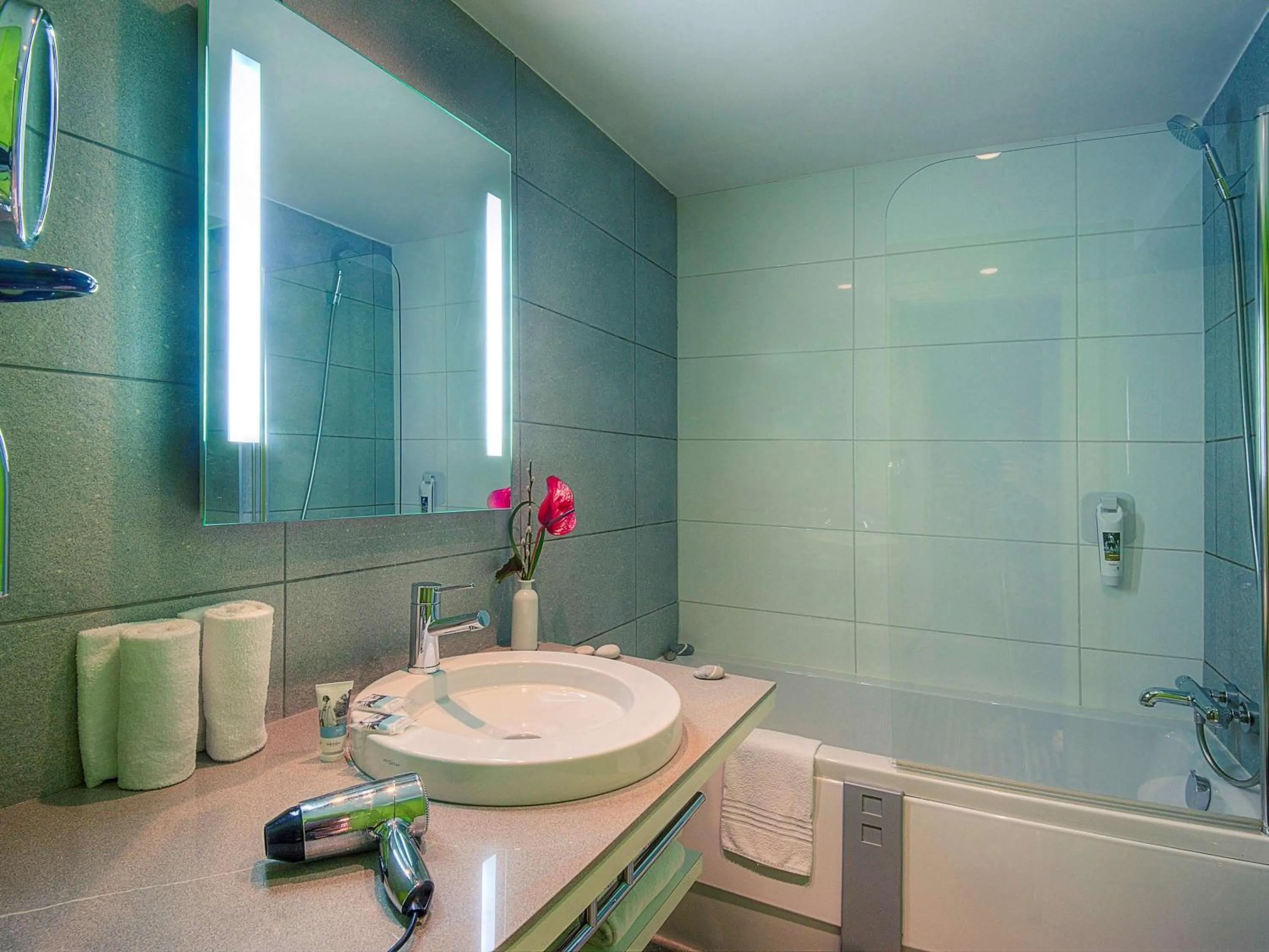 Photo of the whole room in Mercure Nice Promenade Des Anglais