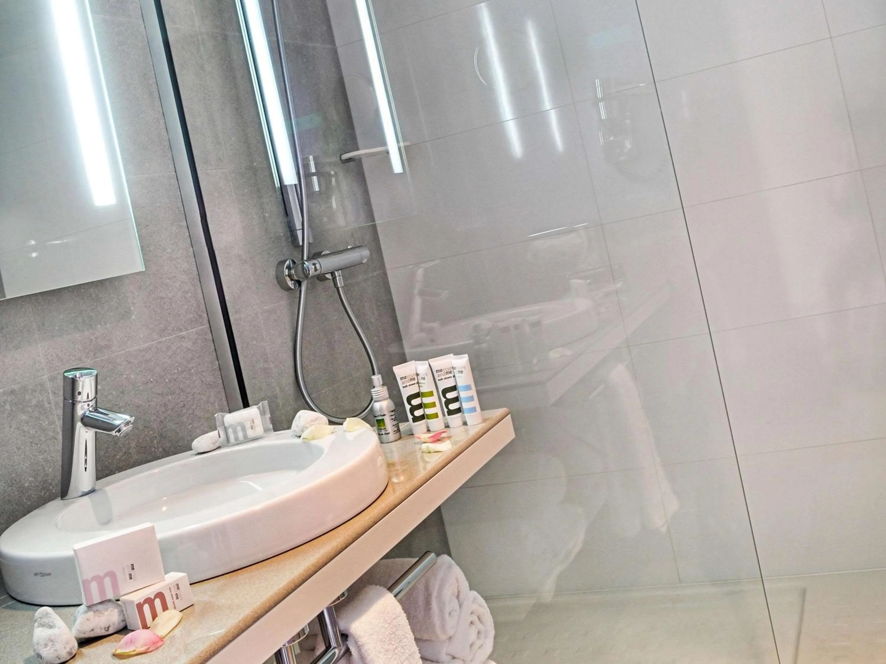 Photo of the whole room in Mercure Nice Promenade Des Anglais