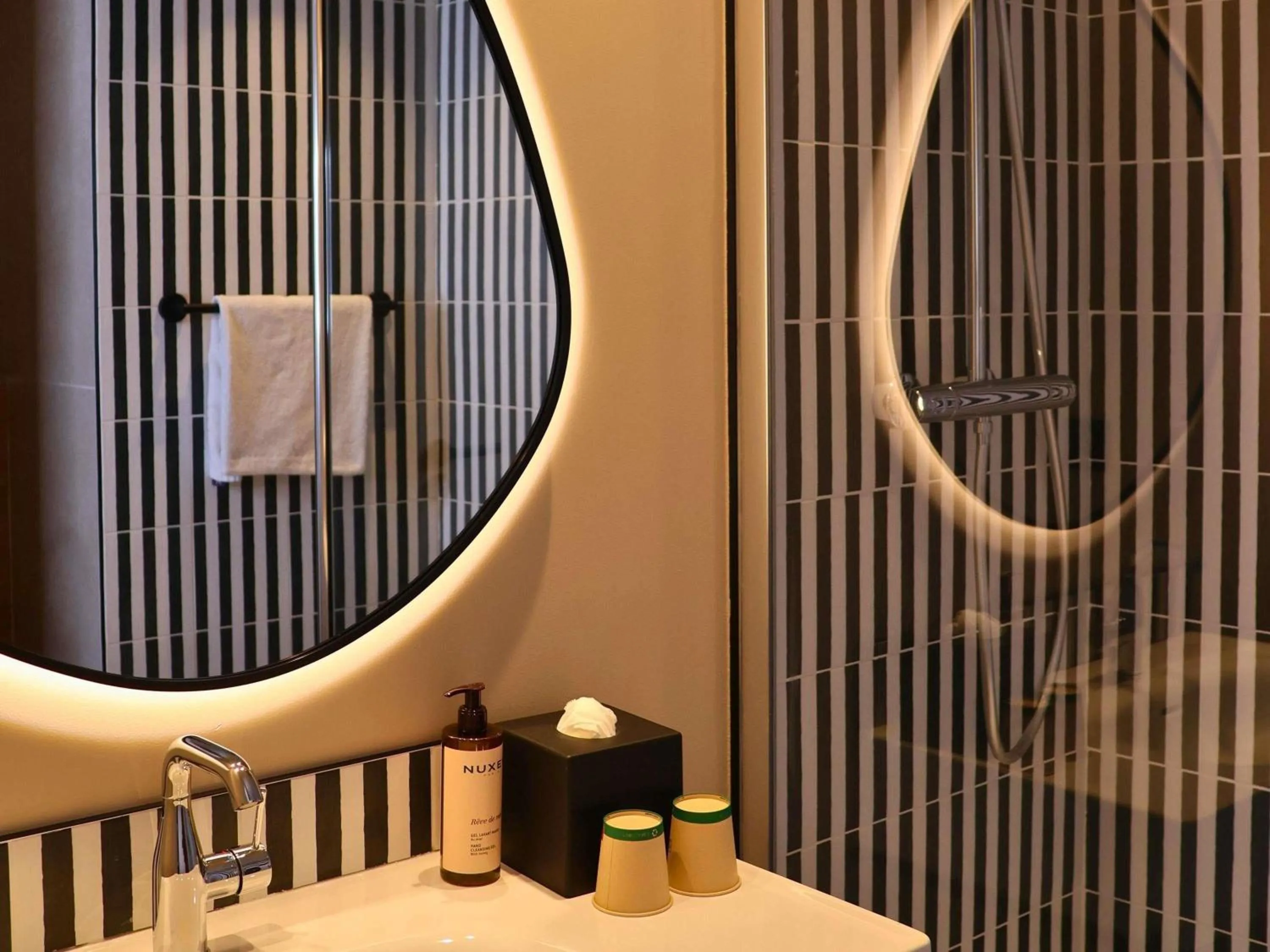 Bedroom in Mercure Nice Promenade Des Anglais