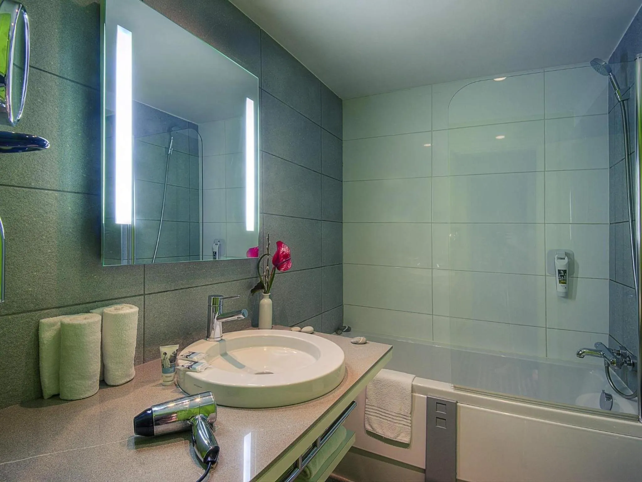 Bedroom in Mercure Nice Promenade Des Anglais